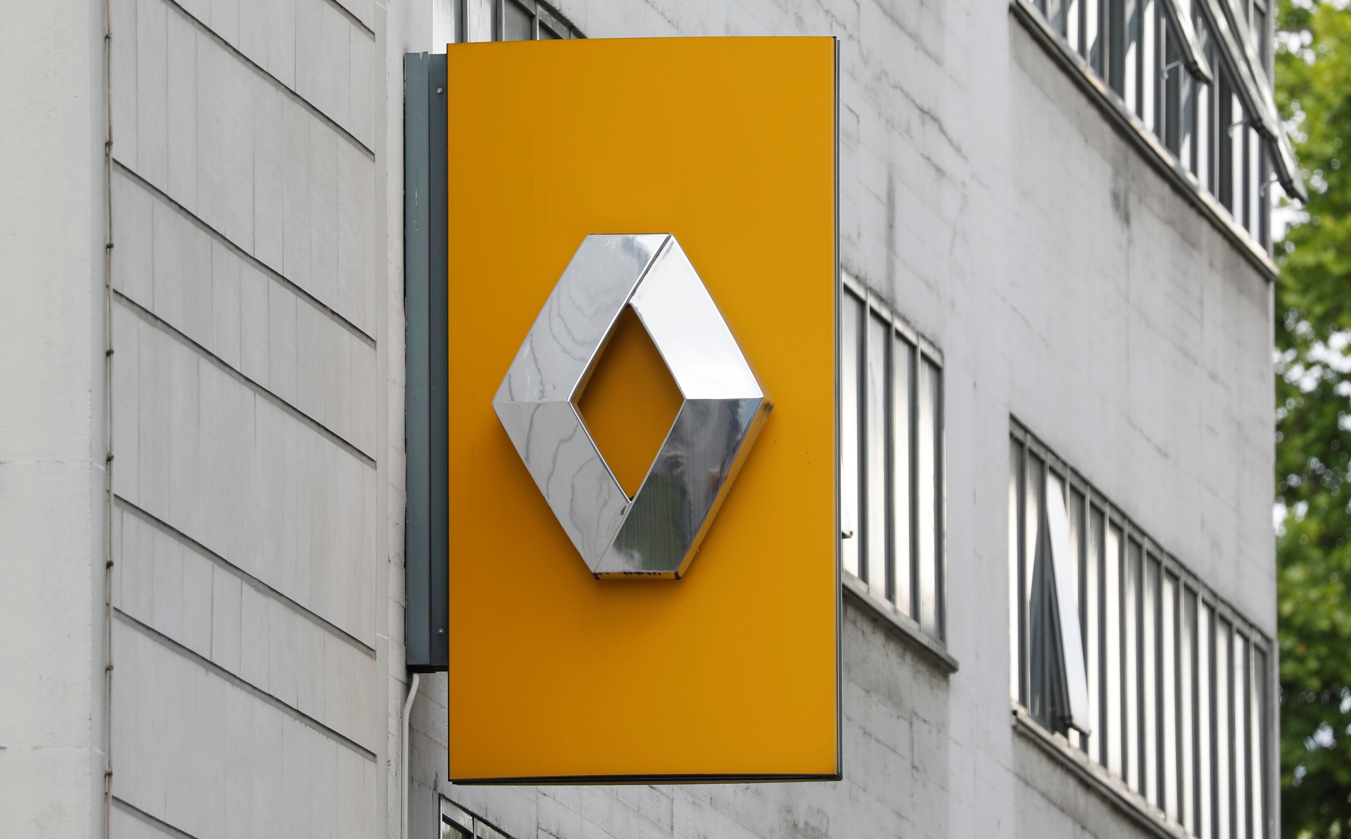 Renault dealership in Paris
