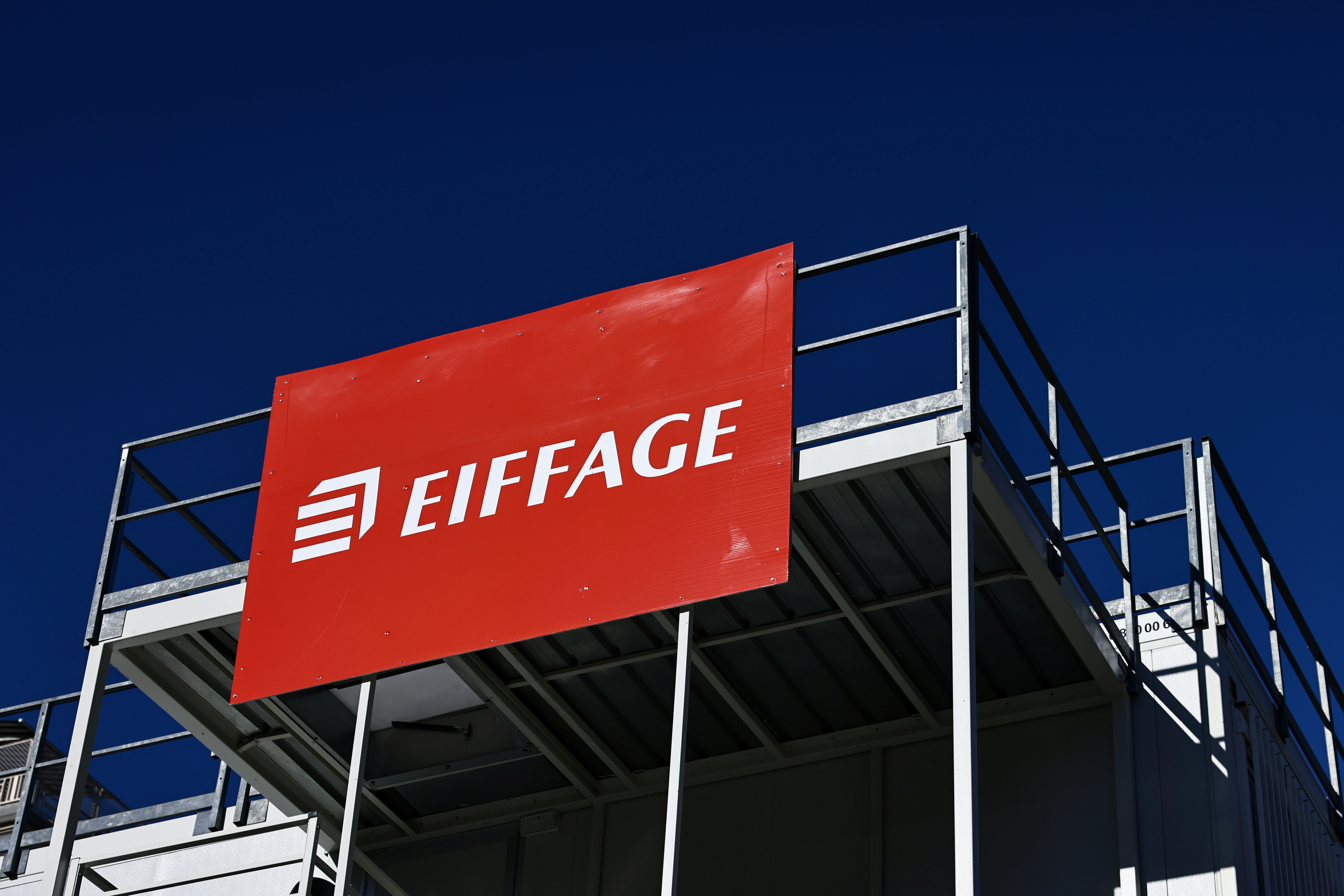 Le logo du groupe de construction français Evage apparaît sur un chantier à Paris