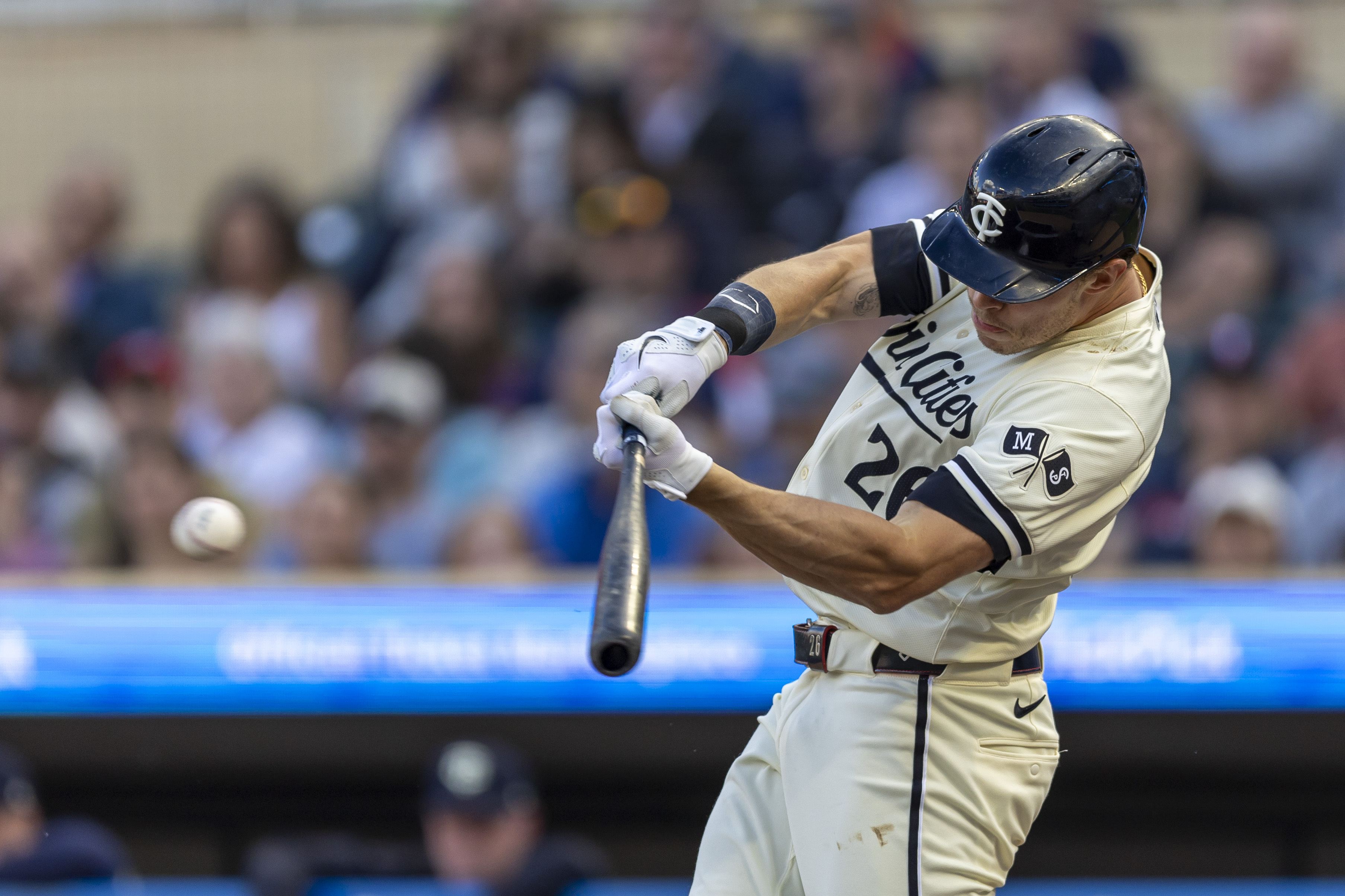 Nelson Velazquez (2 HRs), Royals overpower Twins | Reuters