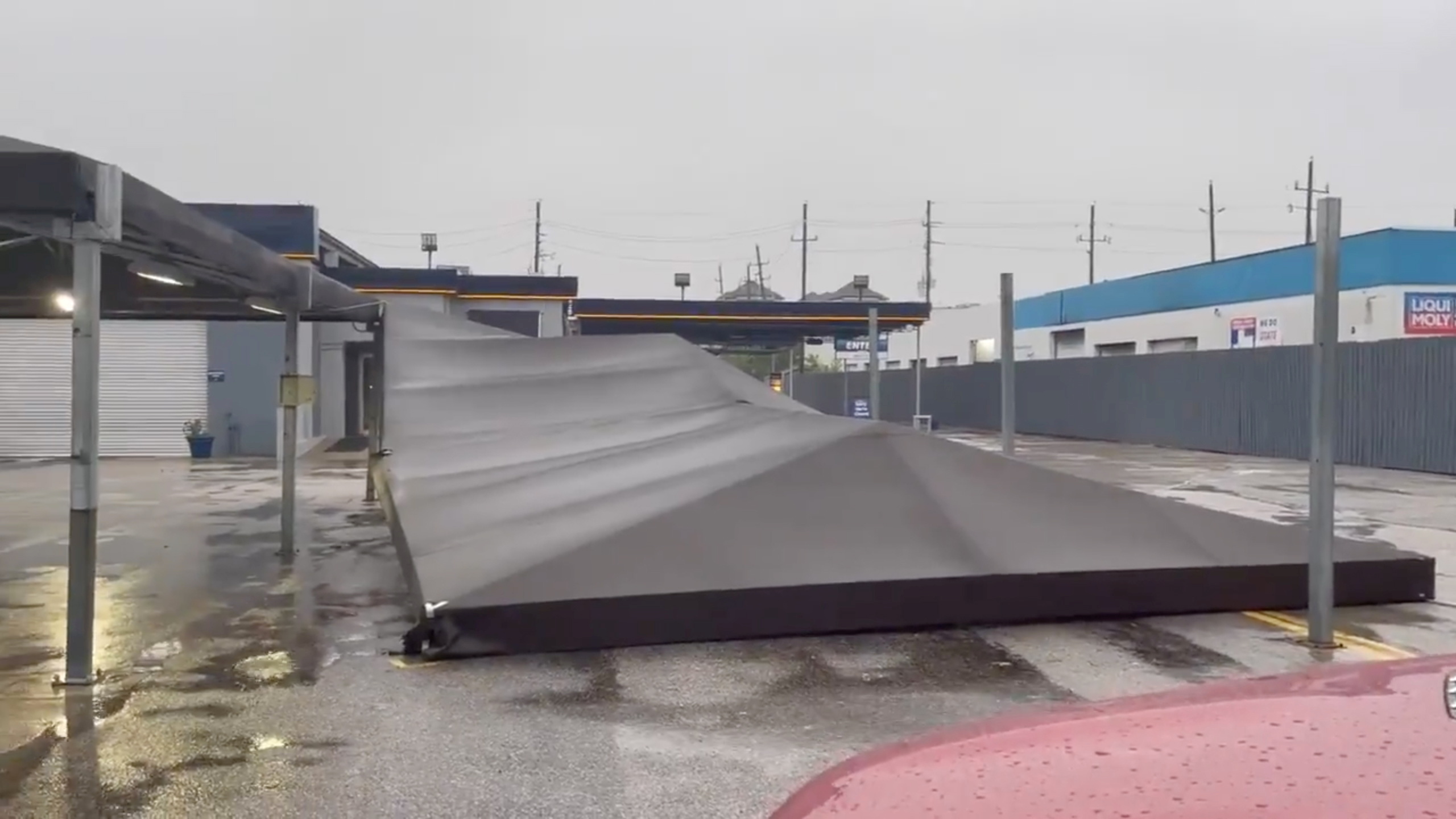 Se ve una estructura de techo colapsada después de la tormenta tropical Nicholas, que se movió lentamente por la costa del Golfo el martes y luego se debilitó a una depresión tropical en la noche en Houston, Texas, EE. UU. El 14 de septiembre de 2021, en esta imagen estática tomada de videos tomados de redes sociales.  Crédito obligatorio WALLIS MARSH / vía REUTERS