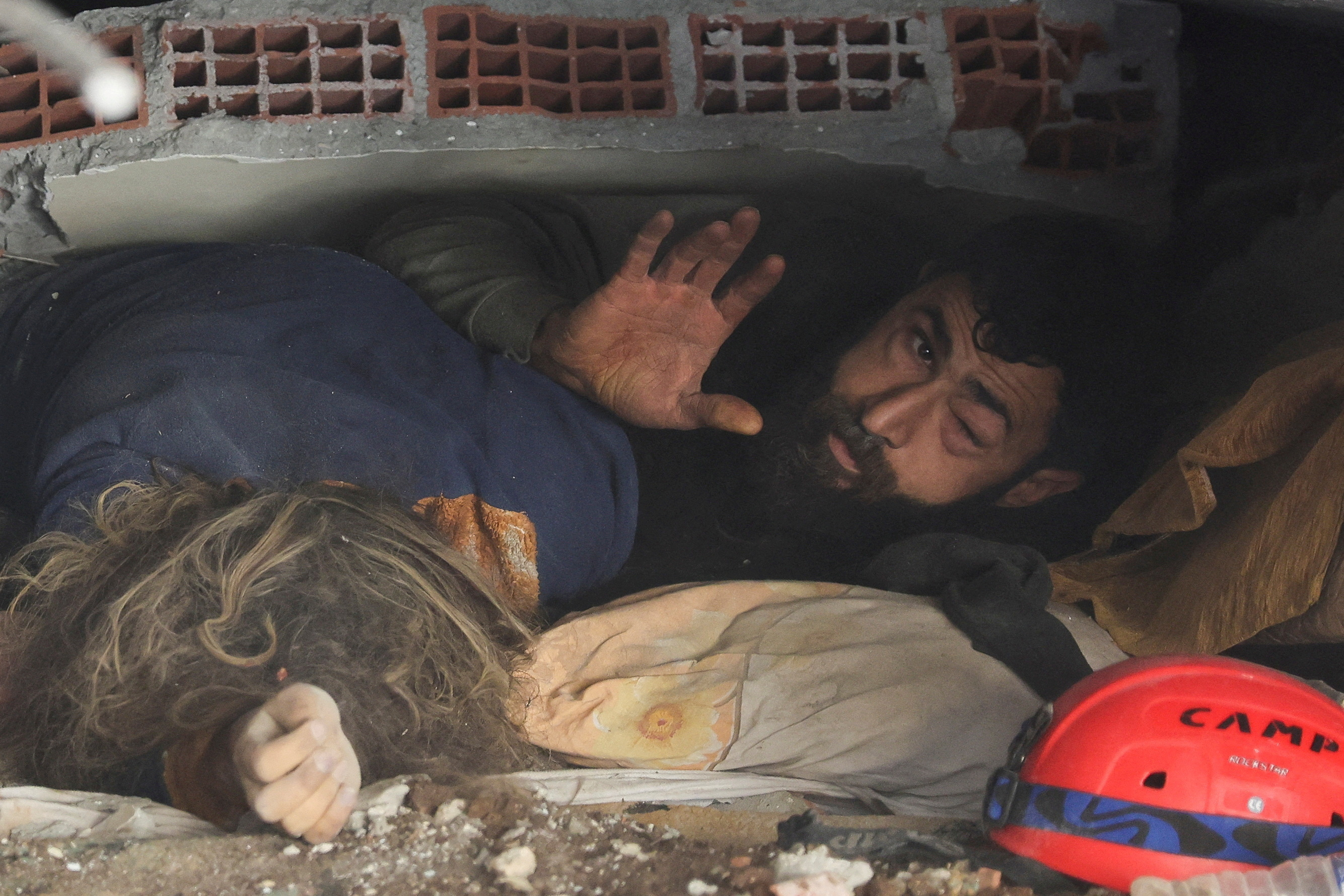 Una imagen y su historia: El hombre que sobrevivió al terremoto de Turquía y su familia que no lo hizo