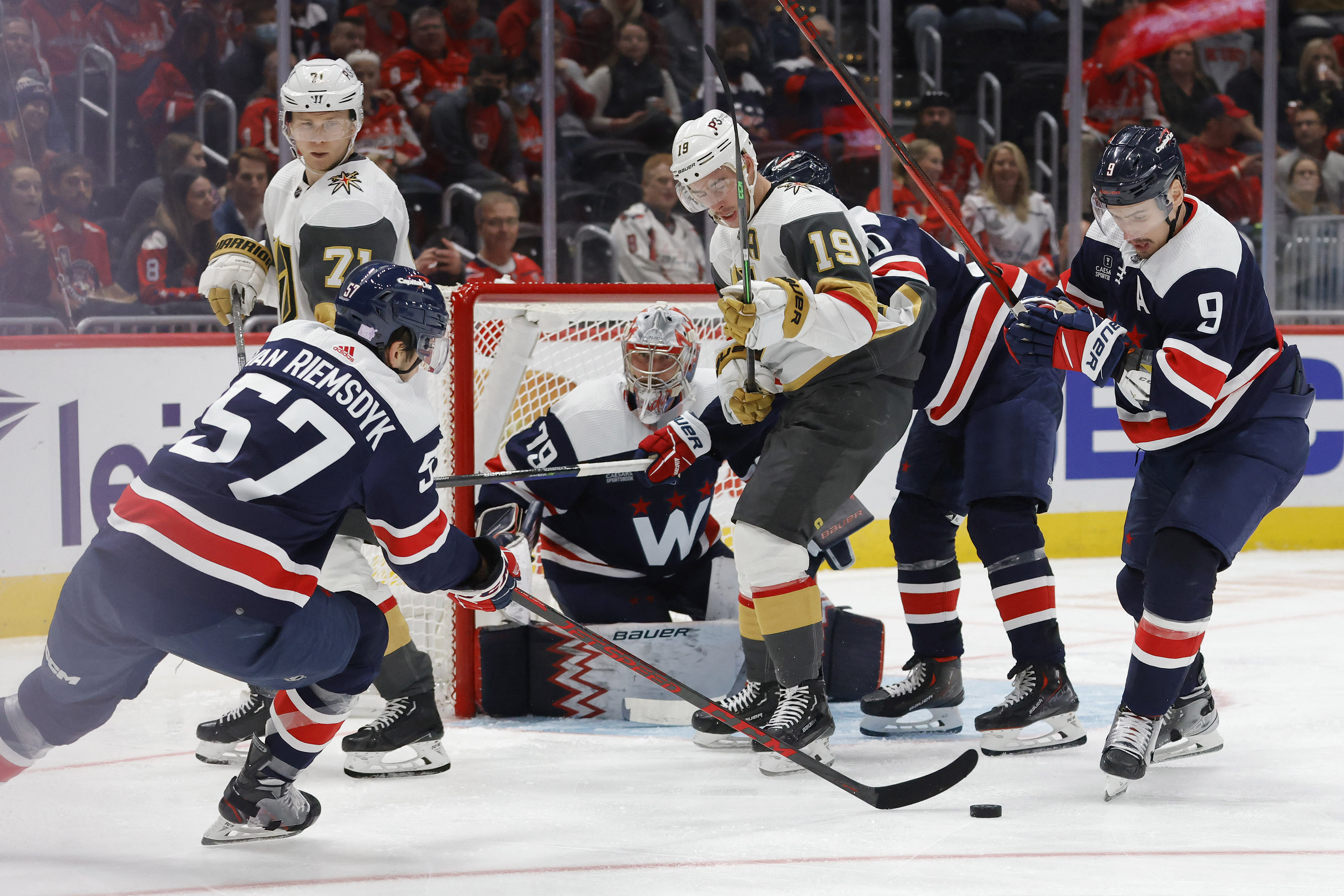 NHL ROUNDUP: Penguins pull away in third to beat Devils
