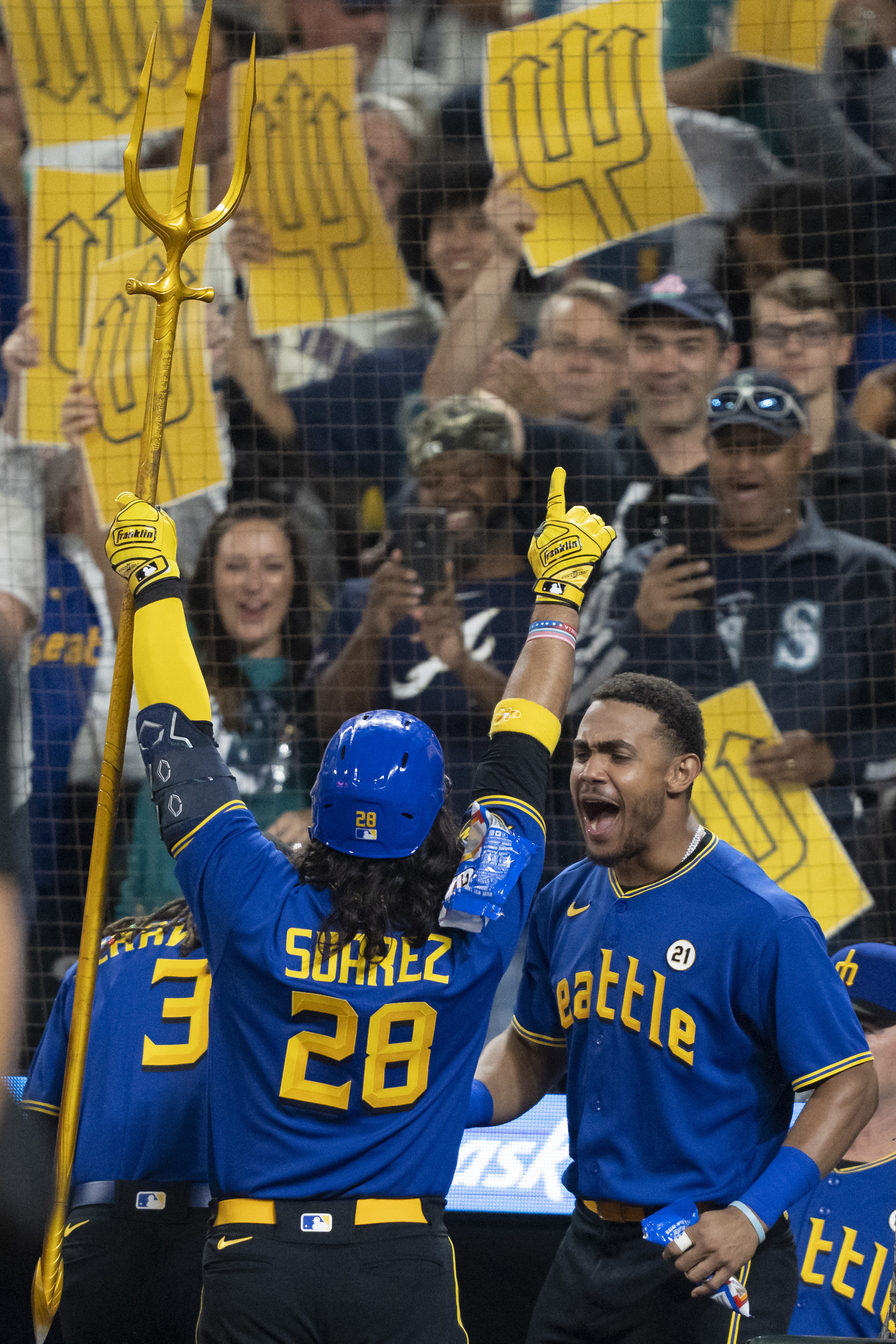 Dodgers beat the Pirates 5-2 to pull within a half-game of AL West