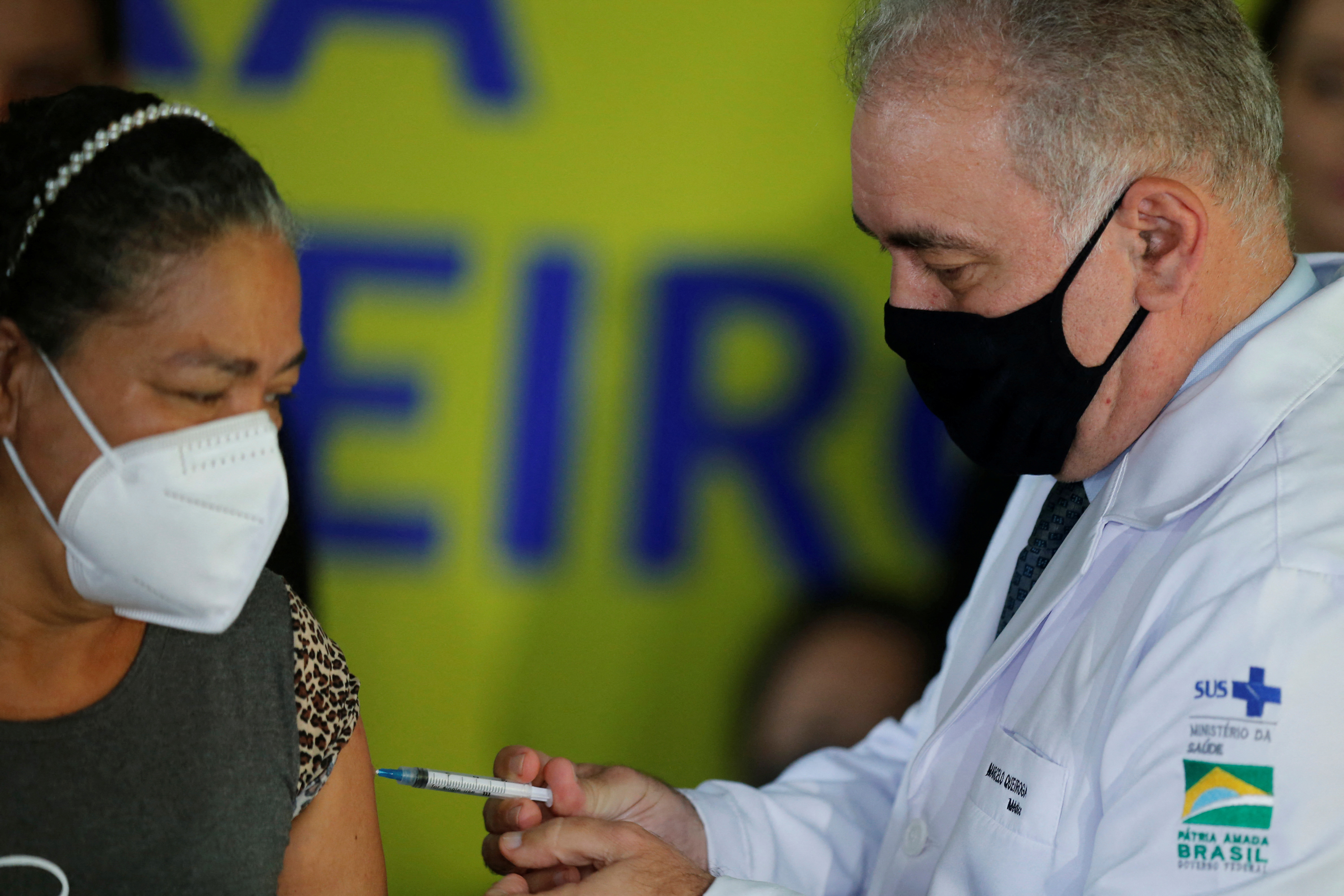 Anuncian la producción de la vacuna AstraZeneca en Brasil