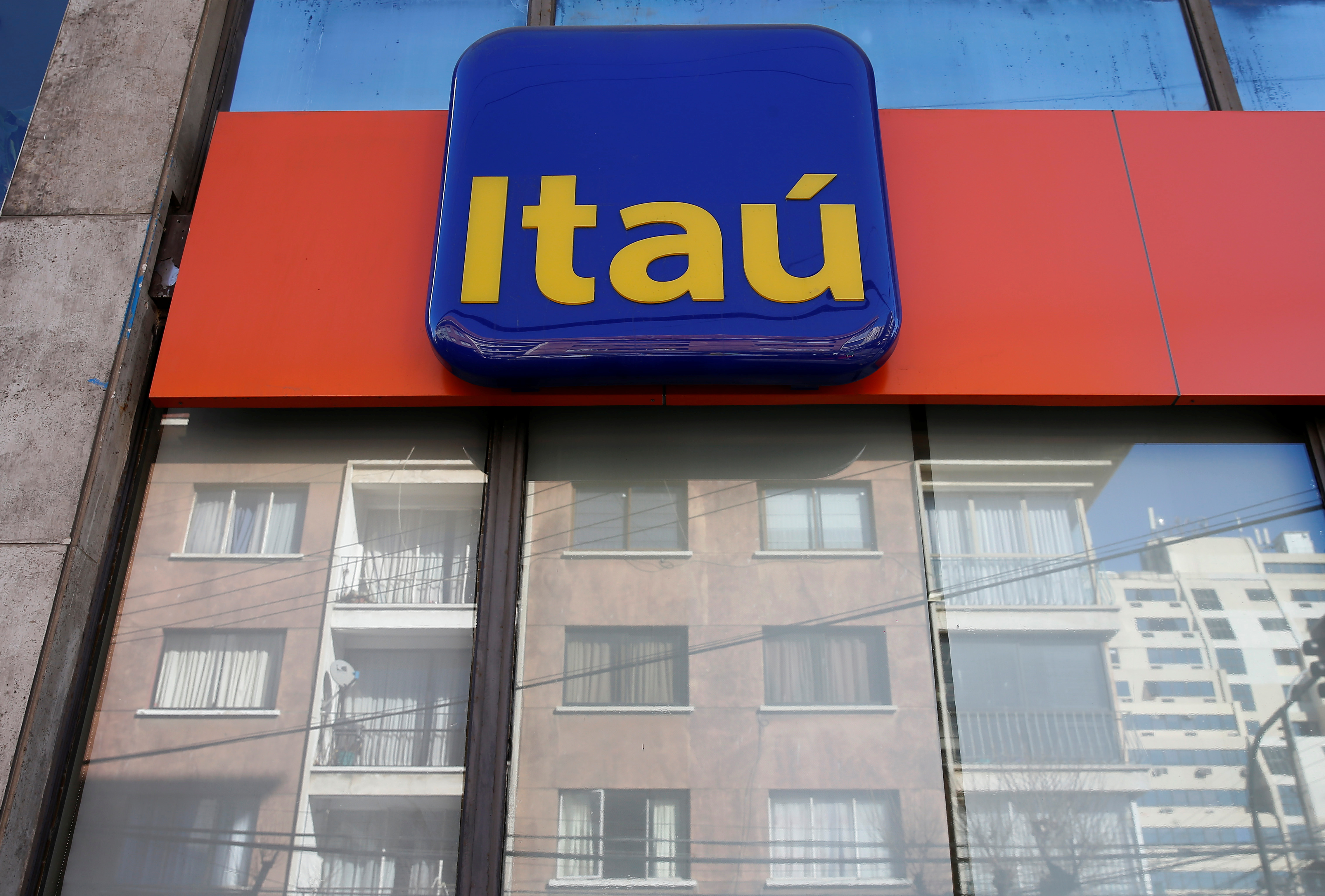 Brazil's Itau lures 10 mln clients to its digital bank