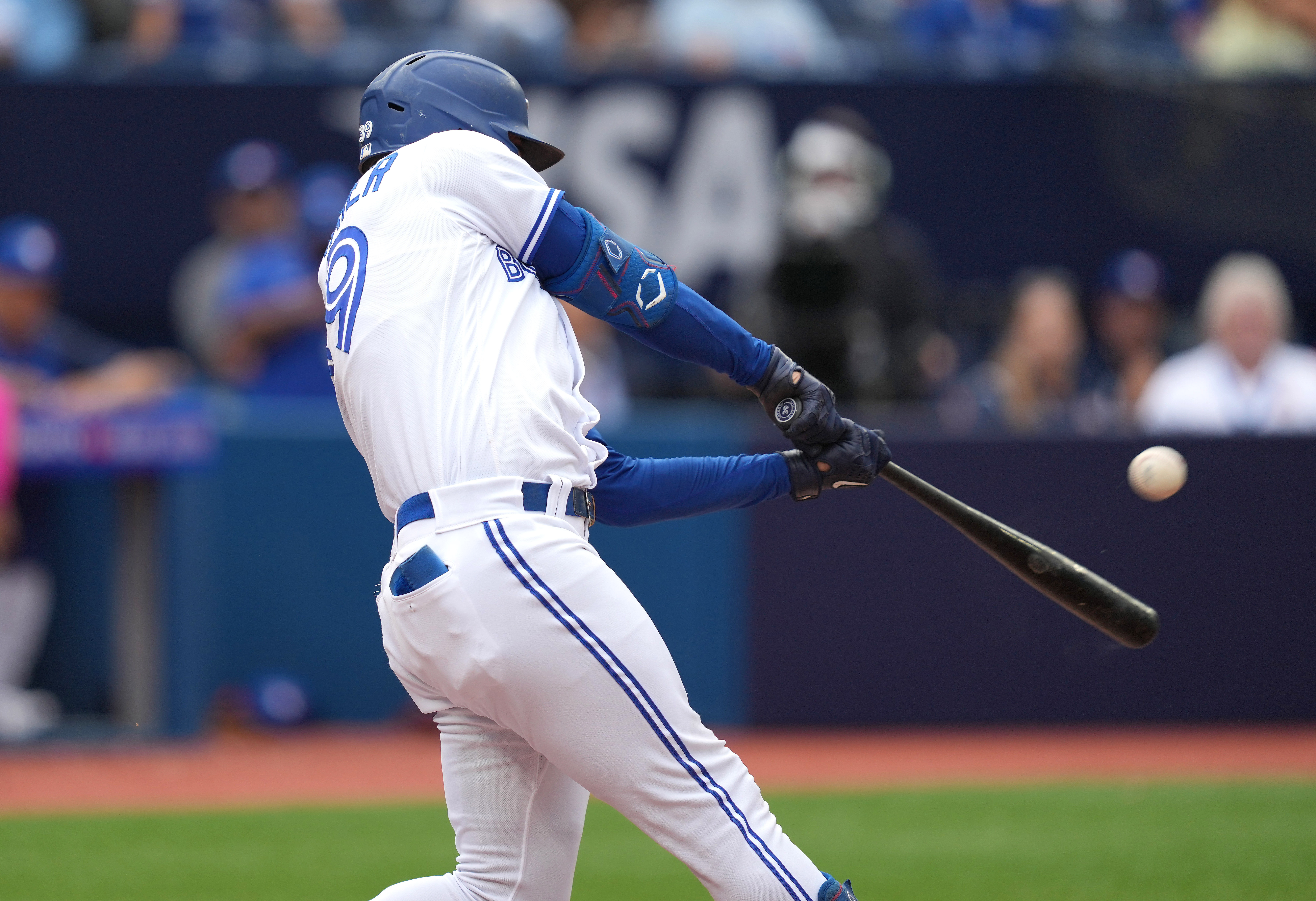 Blue Jays hold off Royals for three-game sweep