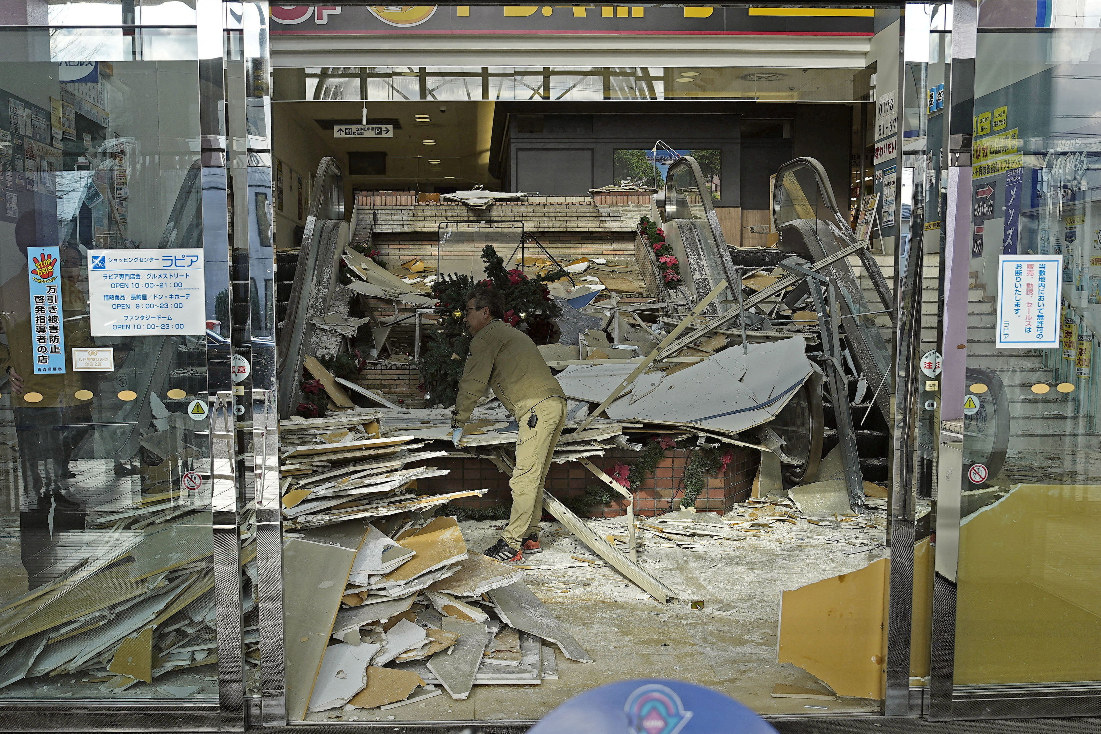 落日 Japan lifts tsunami warning after 7.5-magnitude earthquake | Reuters