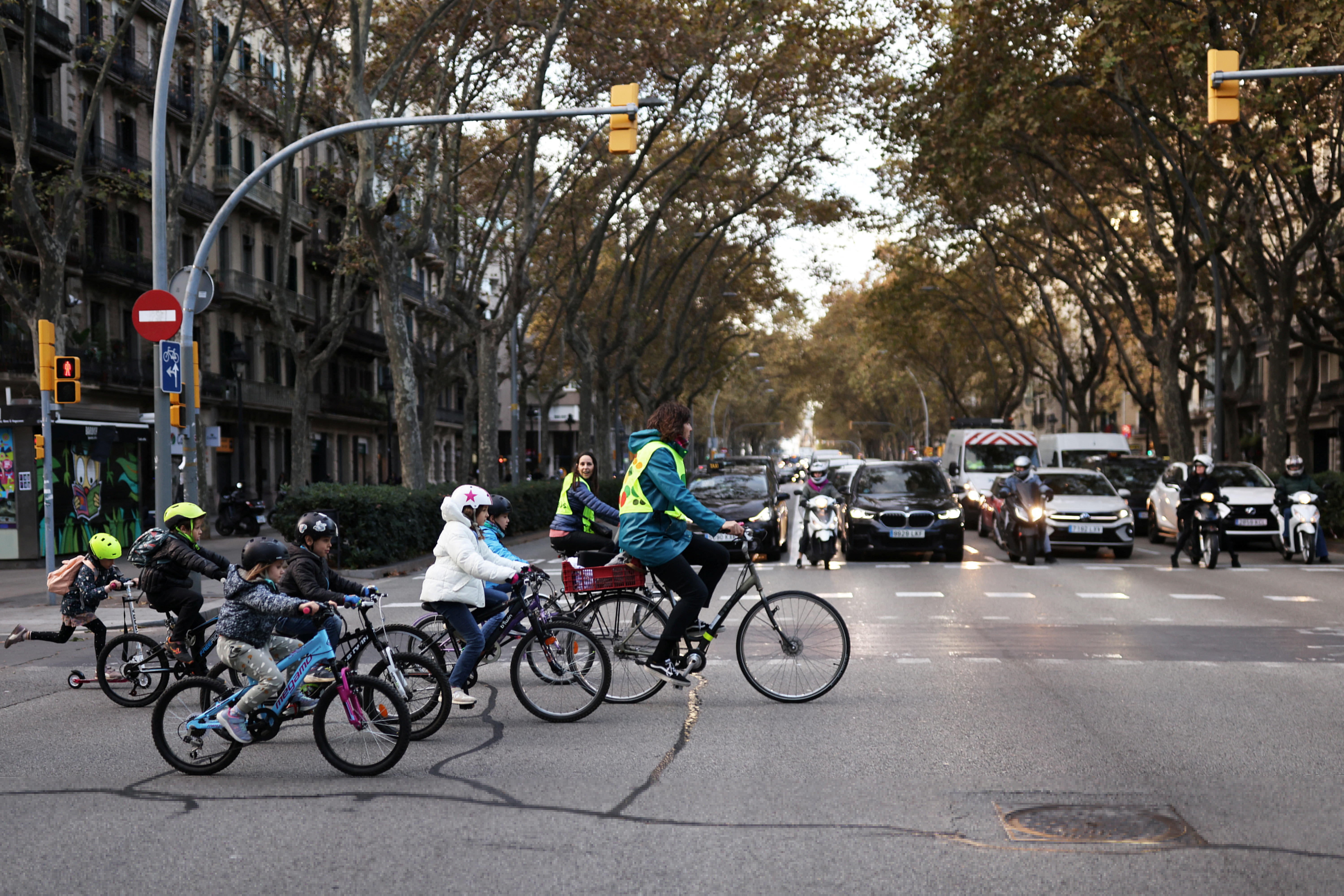 Barcelona's bike bus scheme for kids promotes green transport