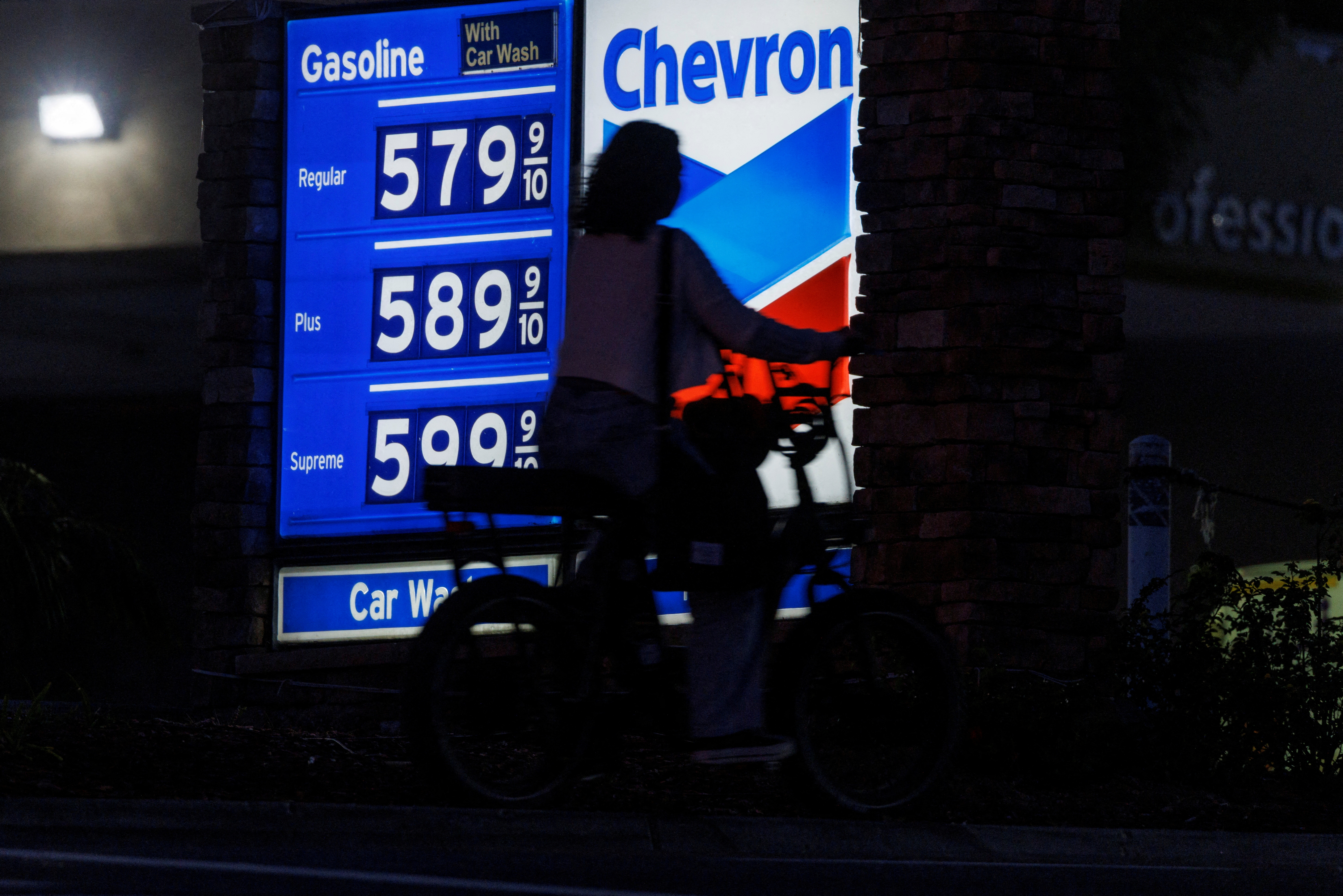 Gasoline prices nearing record levels in California