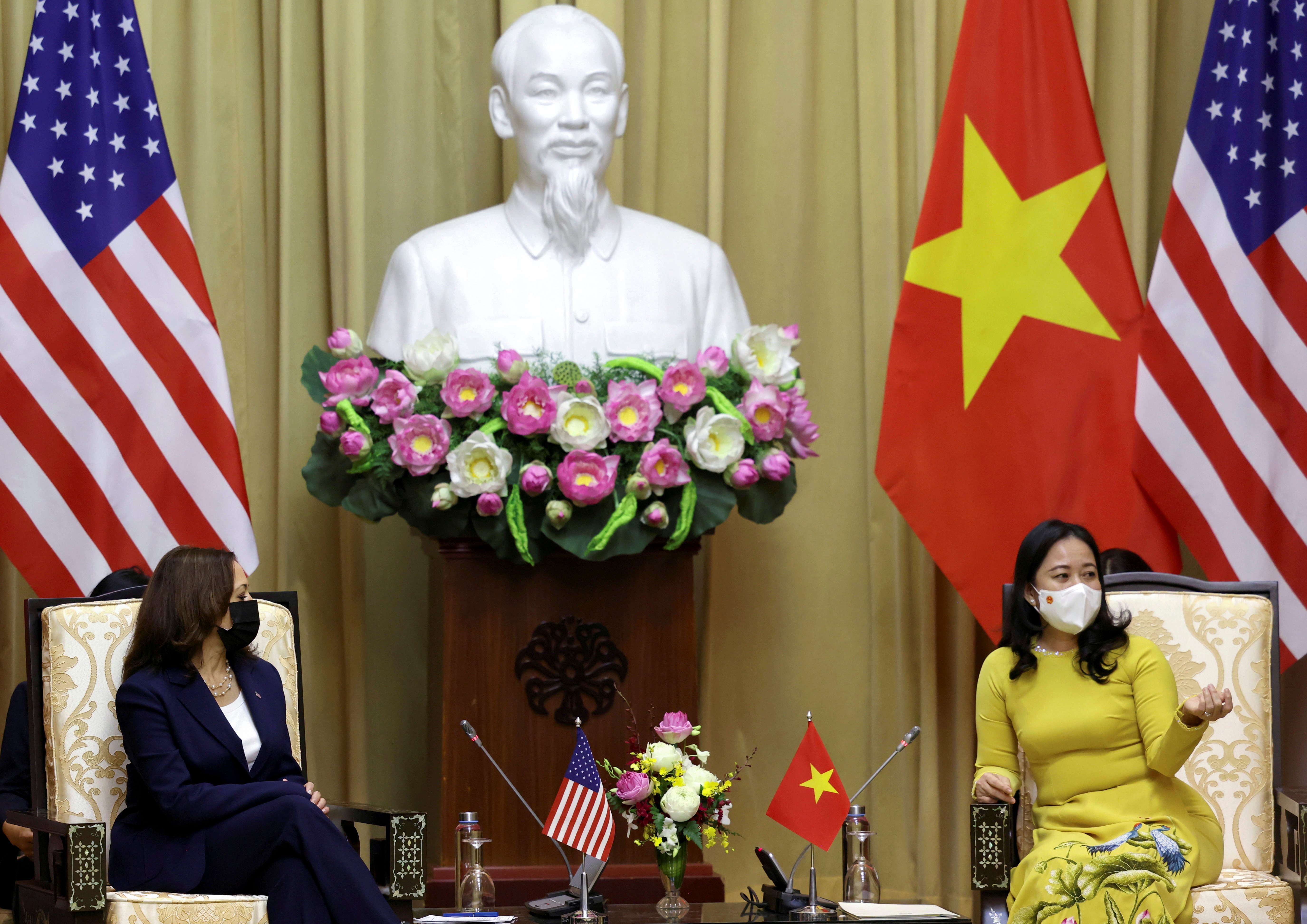 U.S. Vice President Kamala Harris speaks with Vietnam's Vice President Vo Thi Anh Xuan in the Gold Room of the Presidential Palace, in Hanoi, Vietnam, August, 25, 2021. REUTERS/Evelyn Hockstein/Pool    REFILE - QUALITY REPEAT