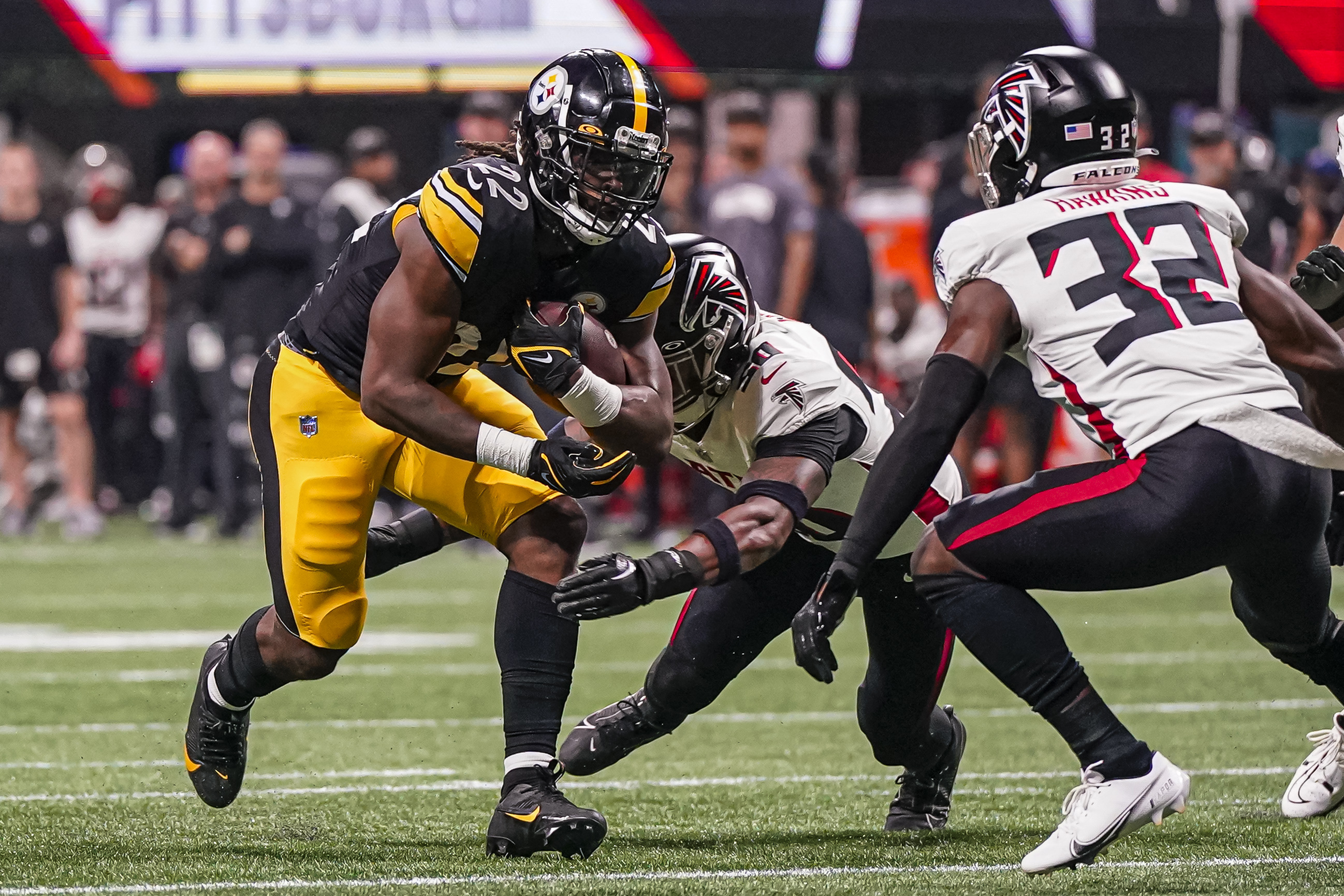 Pittsburgh Steelers quarterback Kenny Pickett throws during the first half  of a preseason NFL football game against the Atlanta Falcons, Thursday,  Aug. 24, 2023, in Atlanta. (AP Photo/Hakim Wright Stock Photo - Alamy