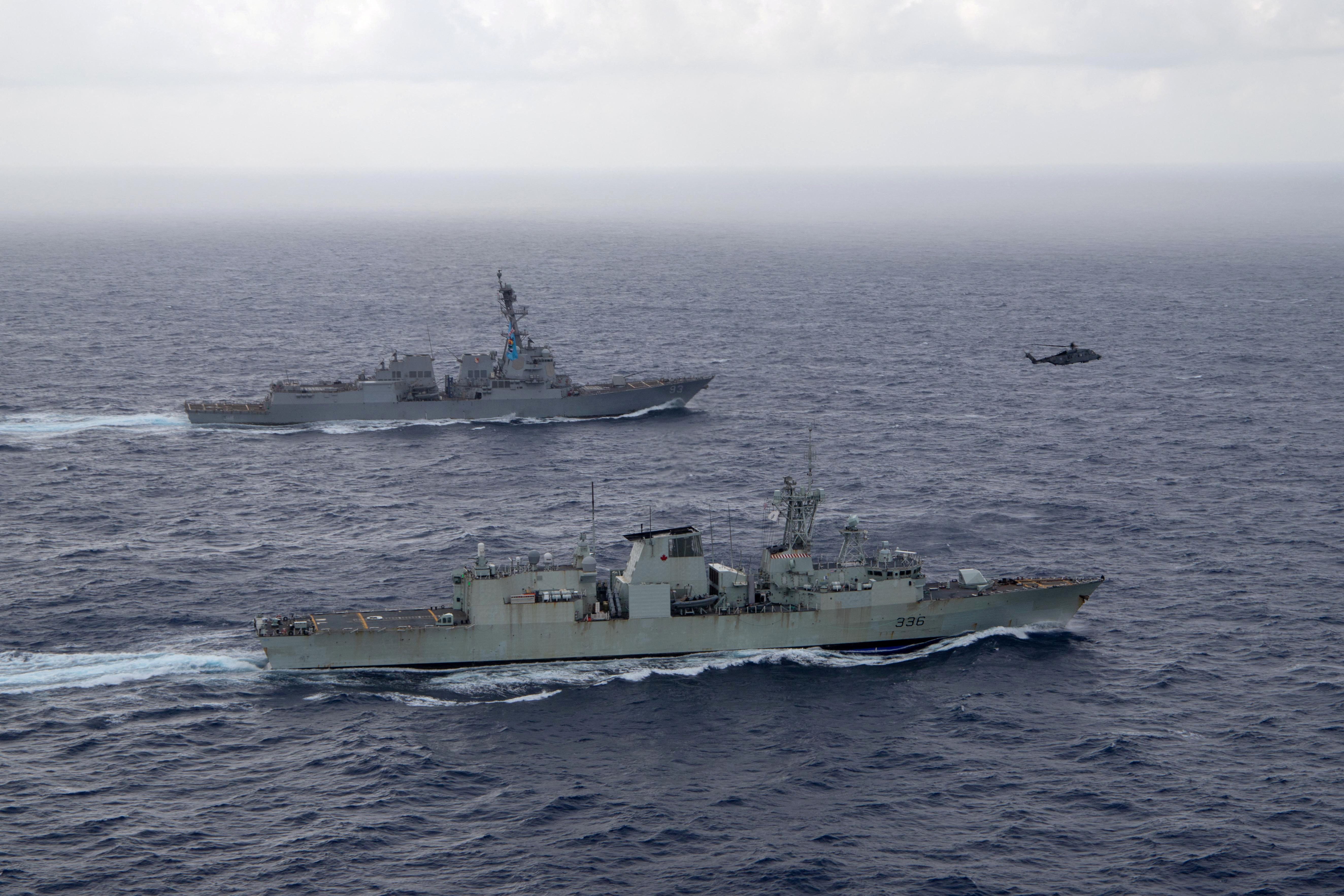 USS Chung-Hoon sails alongside HMCS Montreal in South China Sea