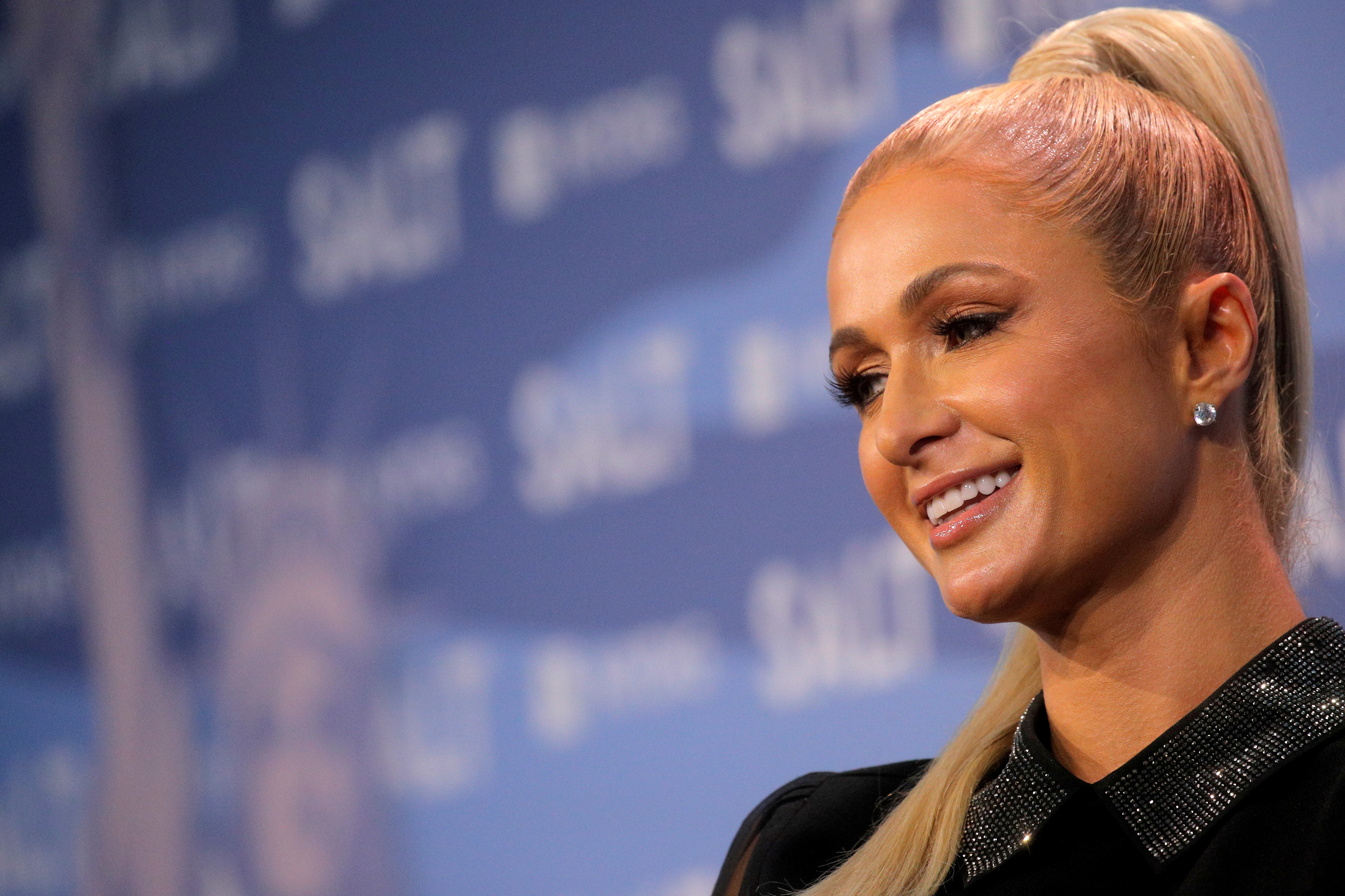 Paris Hilton, CEO de Paris Hilton Entertainment, habla en la conferencia Skybridge Capital SALT New York 2021 en Nueva York