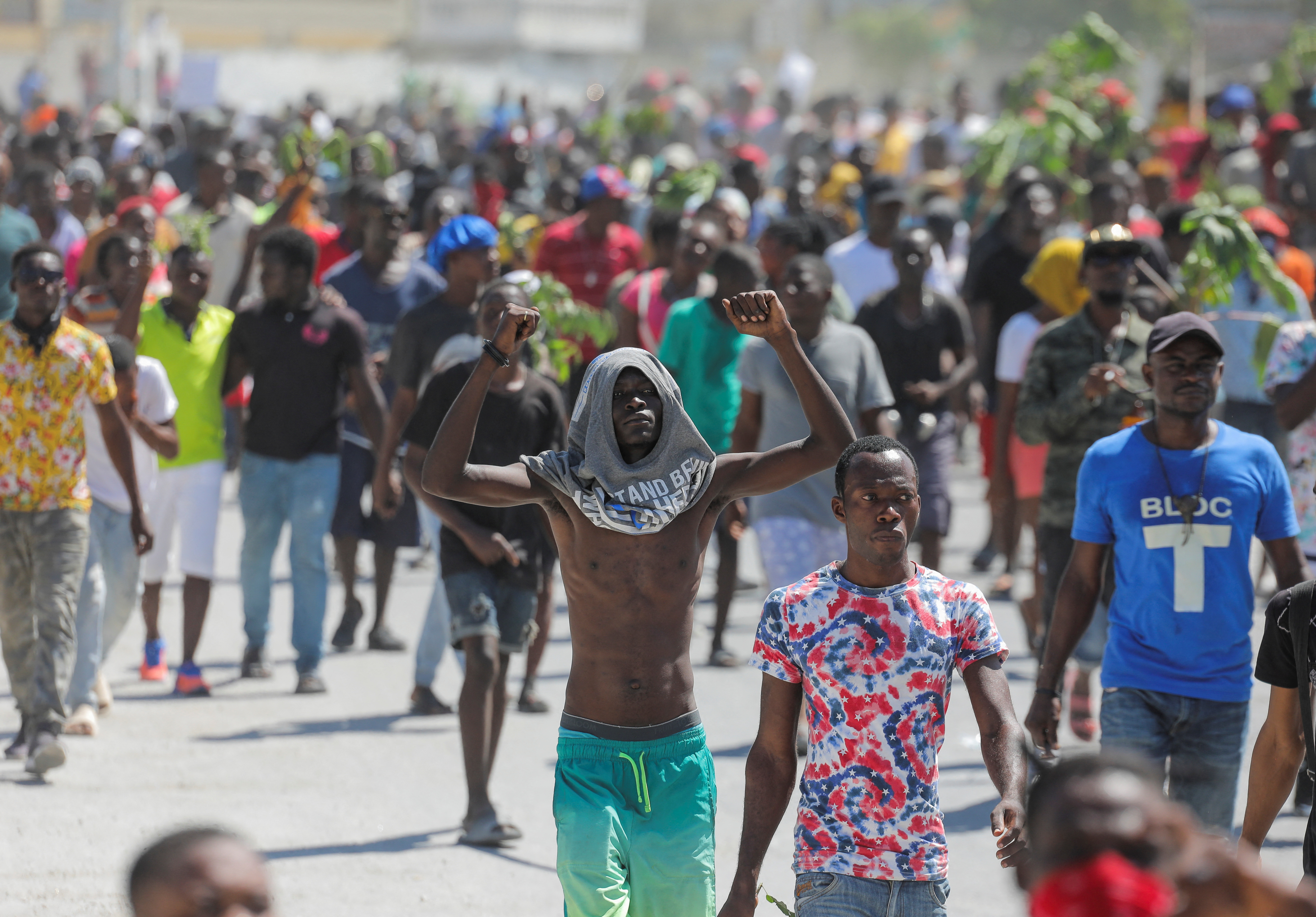 Haiti crisis: Clashes and looting as anger boils over - BBC News