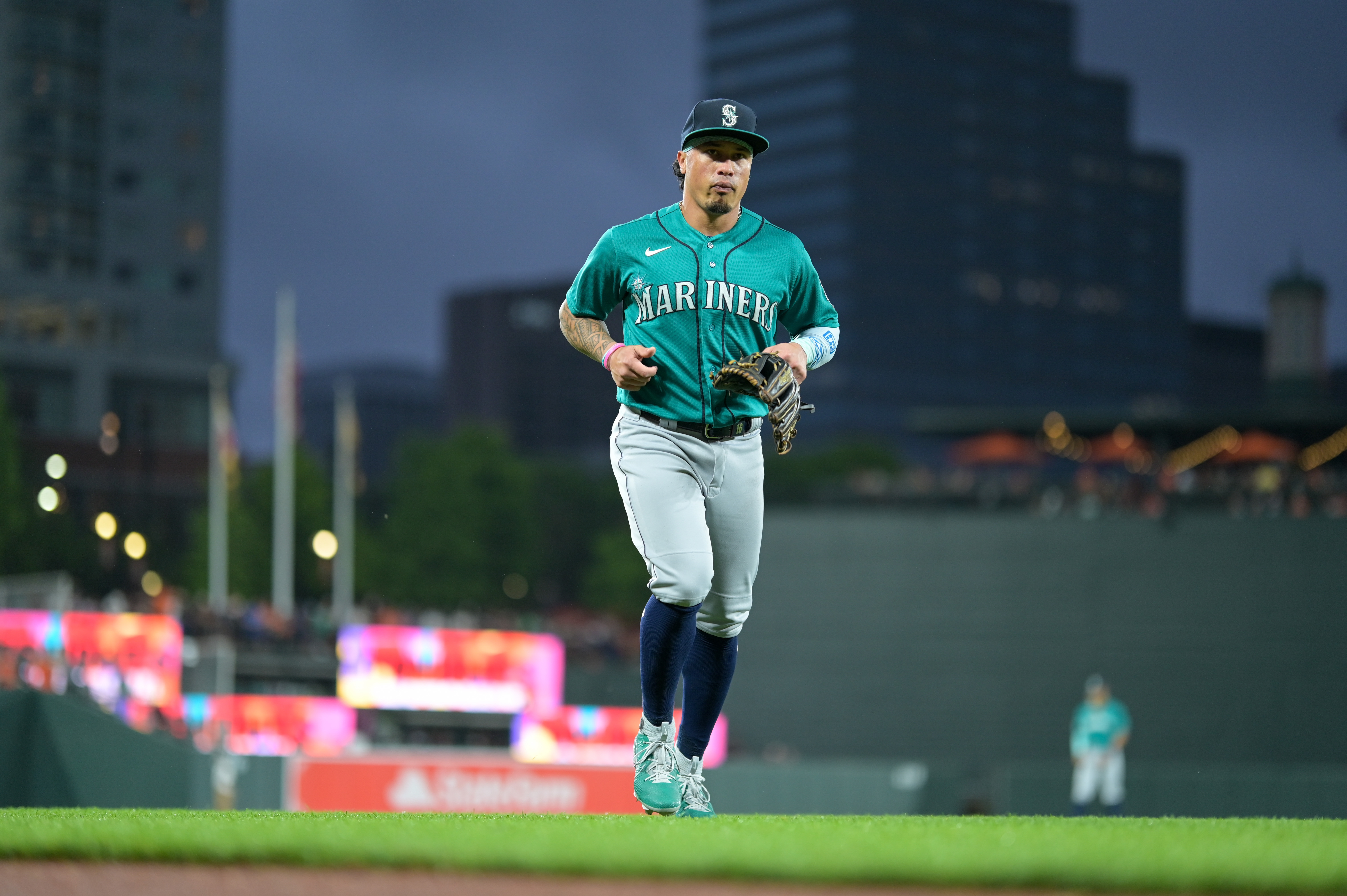 Mariners get pitching, hitting in 13-1 drubbing of Orioles