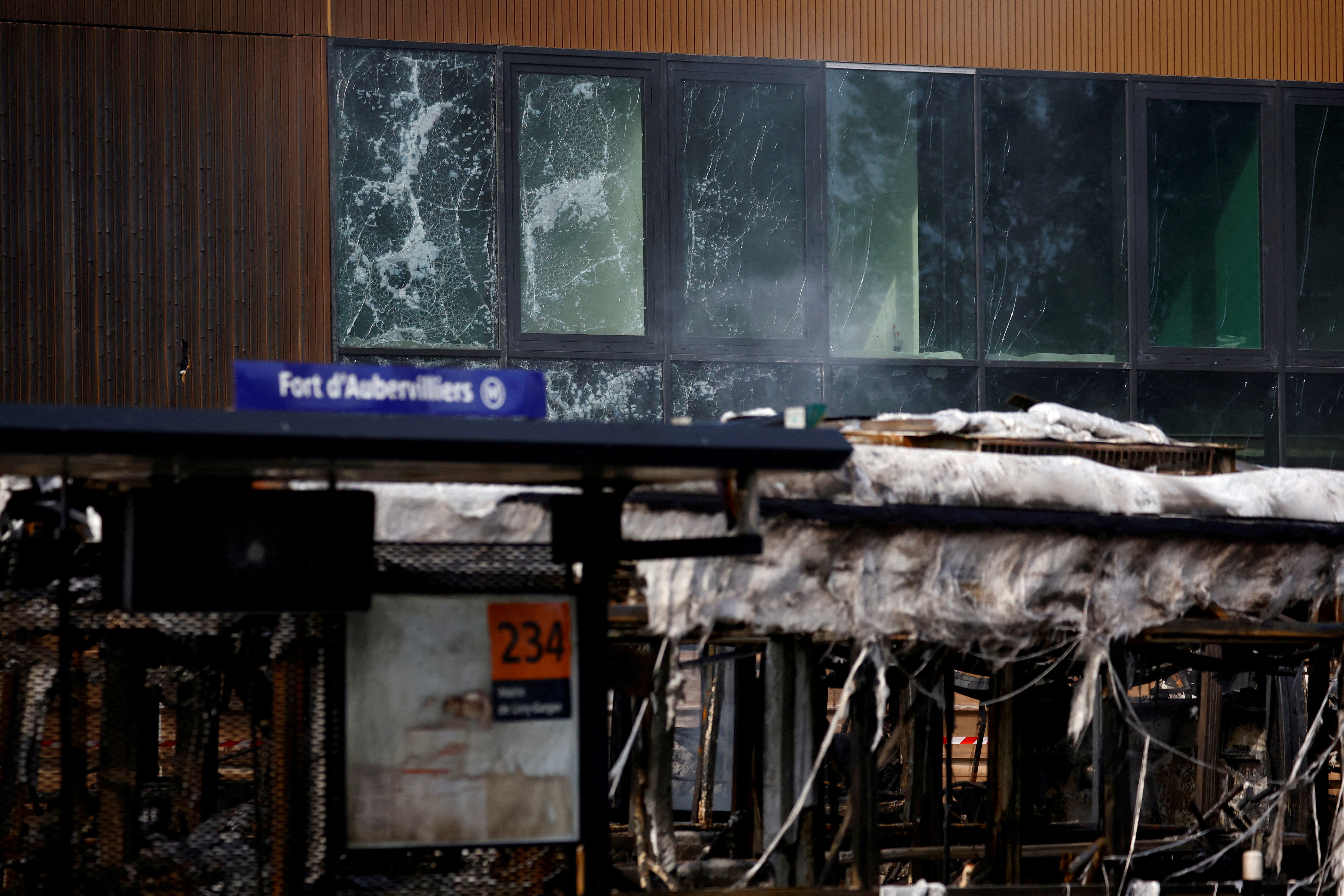 Consecuencias de una tercera noche de disturbios entre manifestantes y policías en Francia