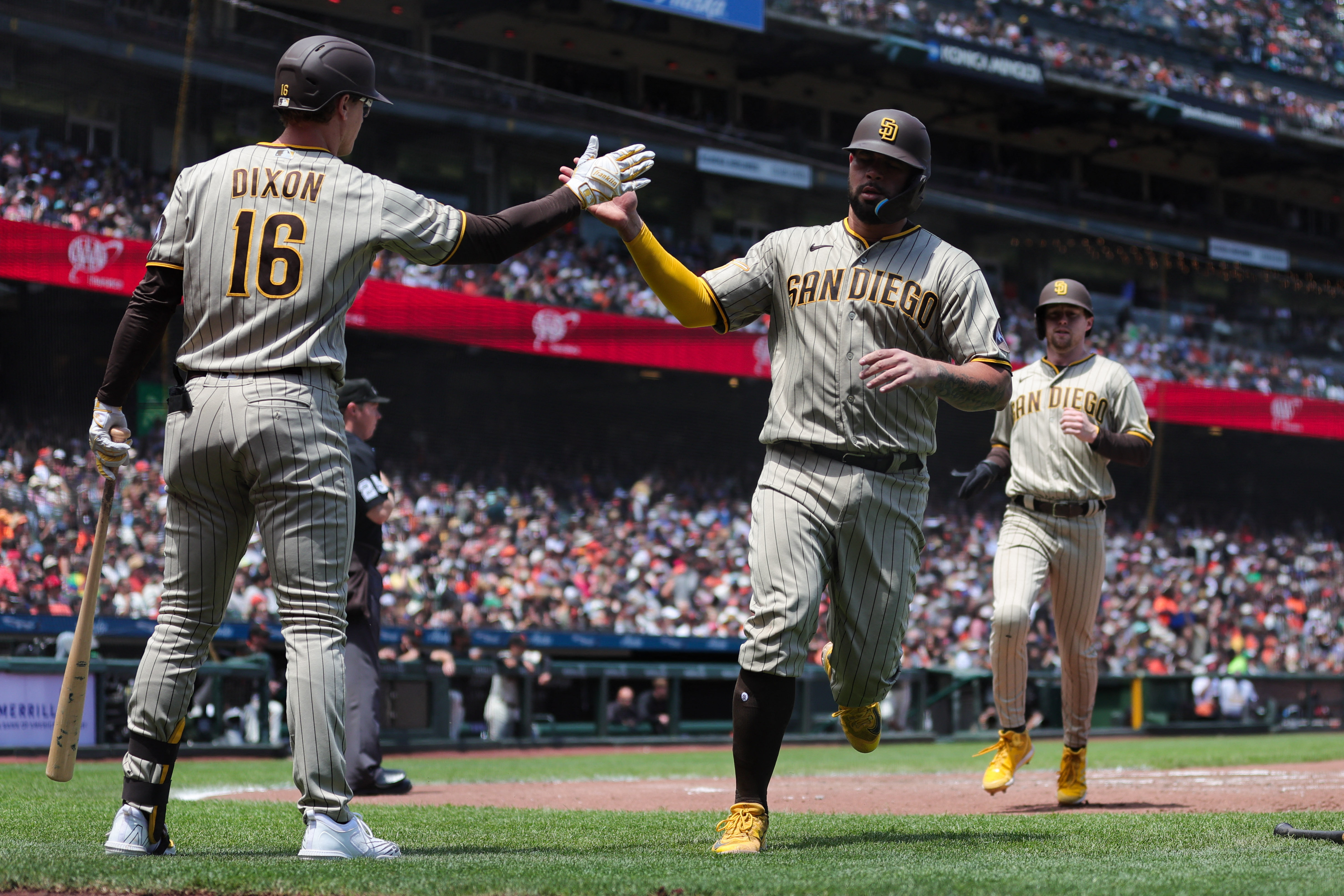 Padres end Giants' win streak with 10-run uprising