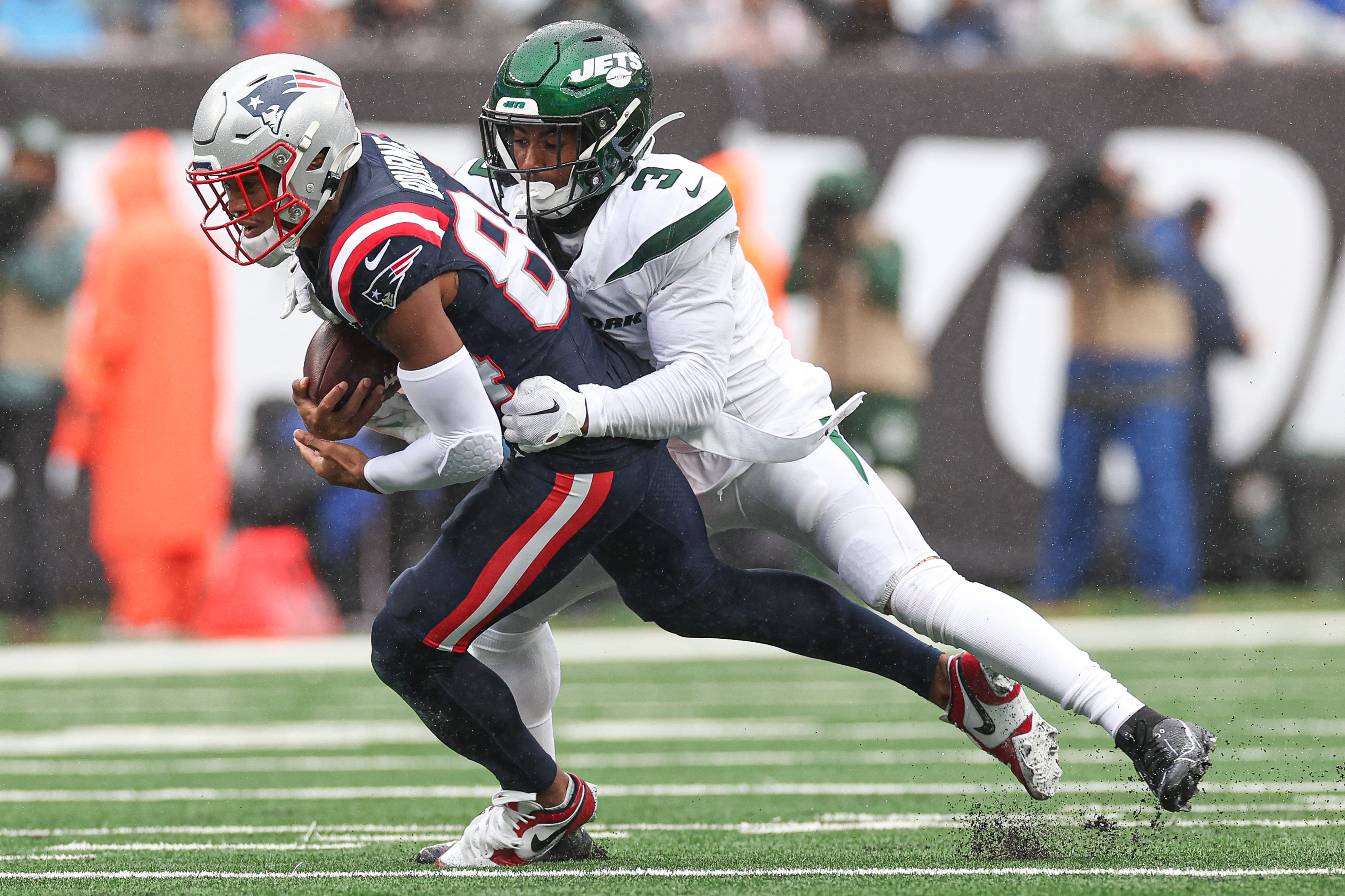 Patriots stave off Jets comeback to win 15th straight game against New York