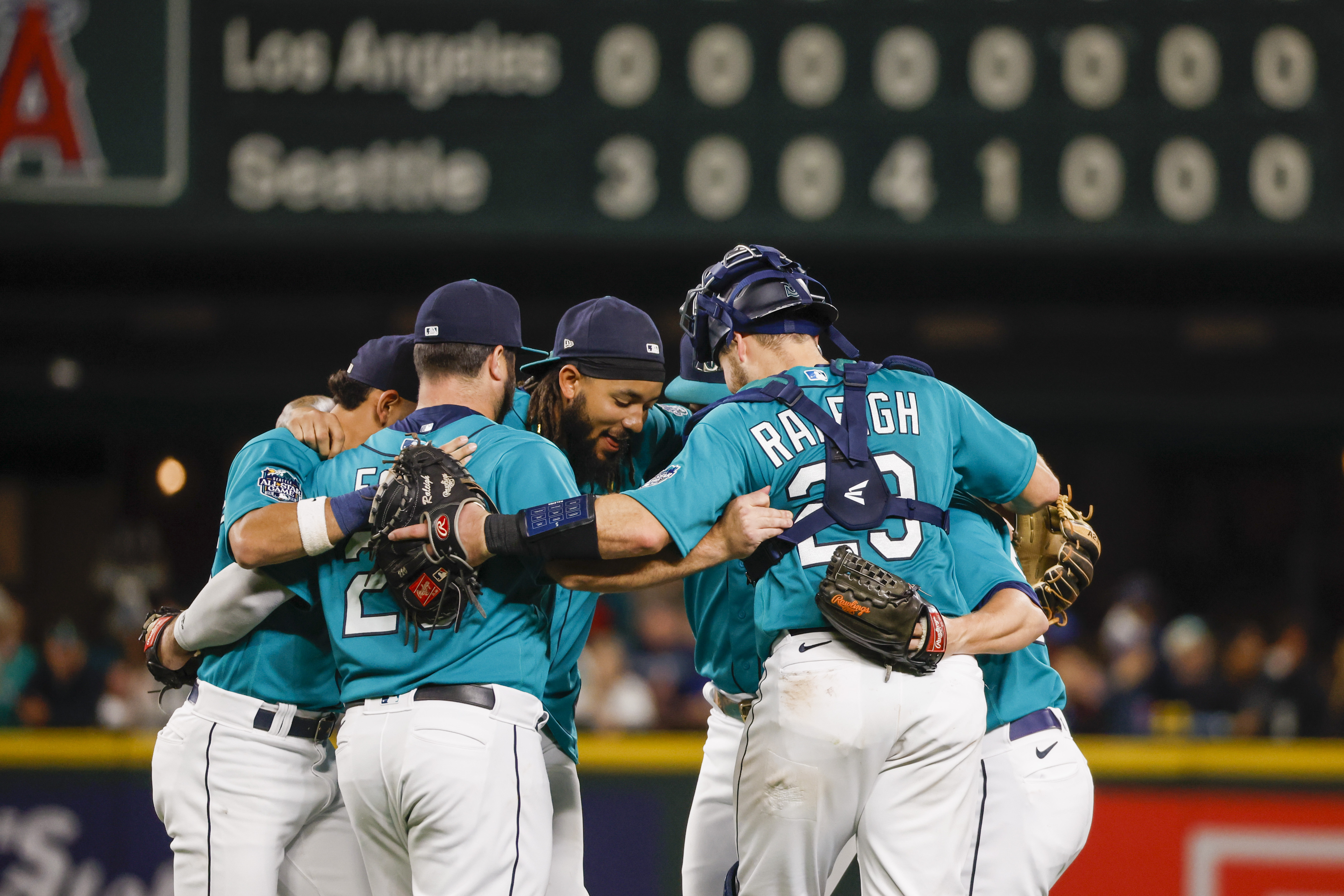 Mariners Break Up Perfect Game Bid in 6th, Beat Angels 8-2 - Bloomberg