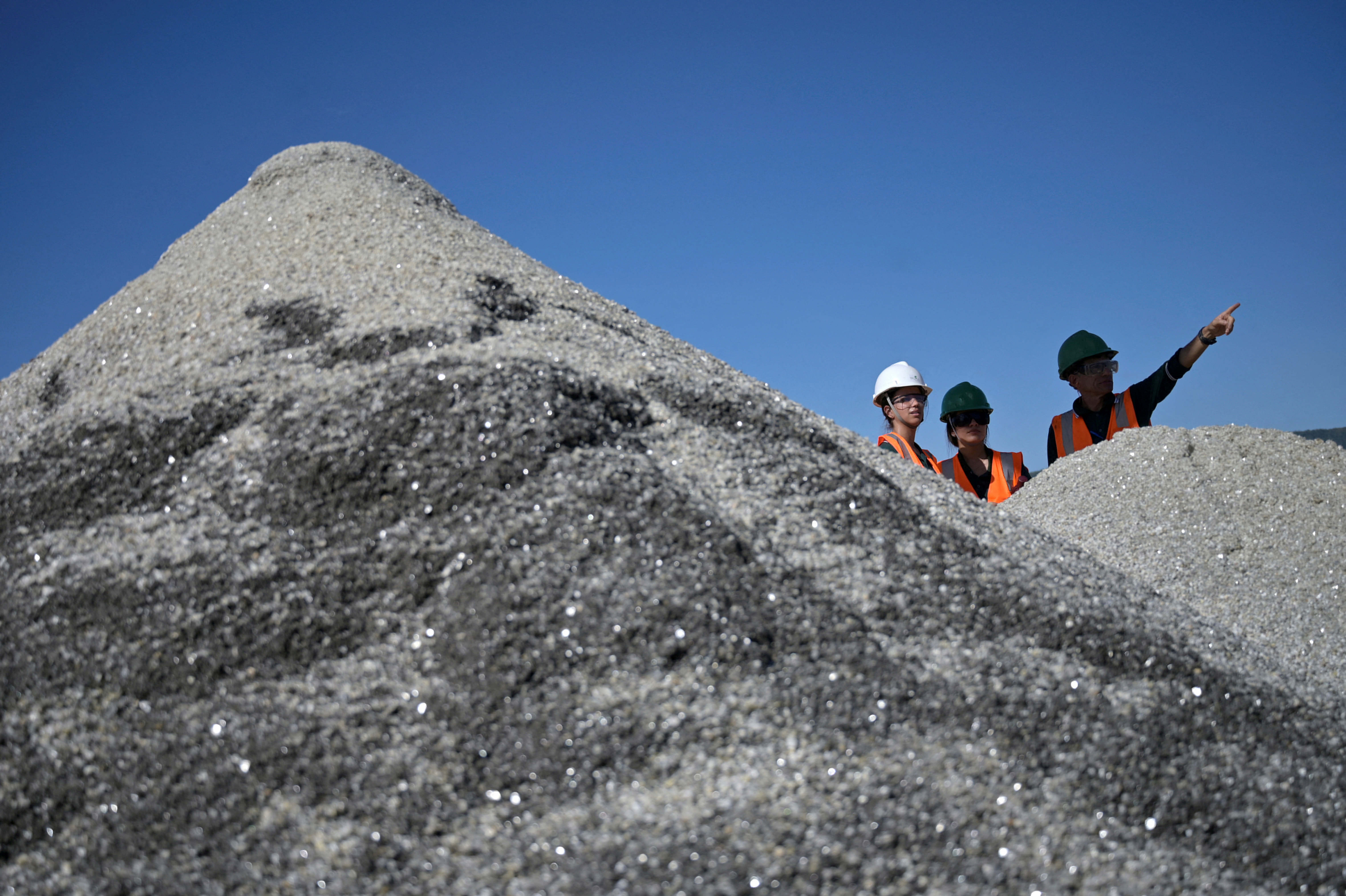 Stone mining. Редкие металлы. Добыча титана в Австралии. Бразилия Шахтер по добыче драгоценных камней. В России добывается Титан.