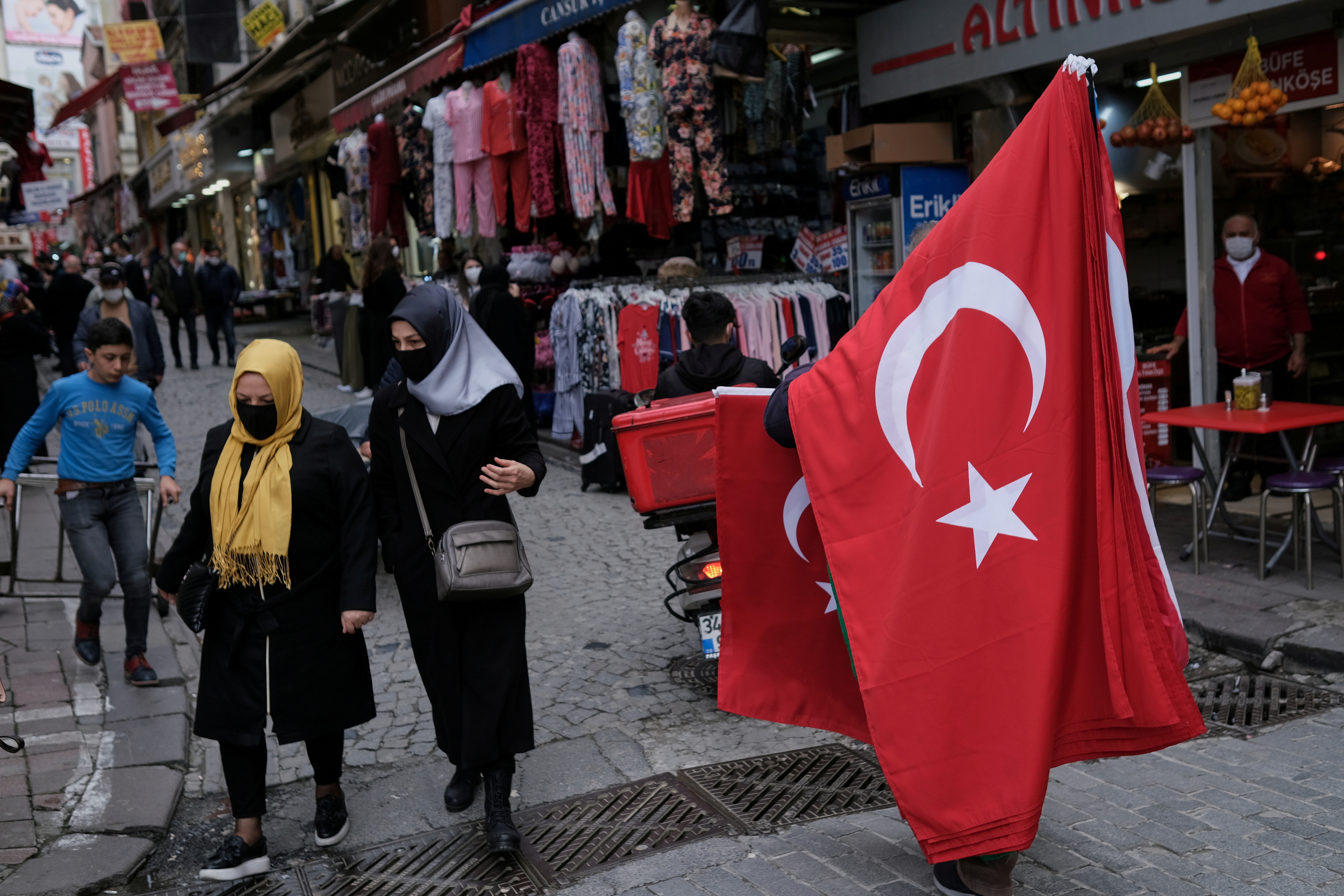 A street vendor sells Turkish national flags at Mahmutpasa street, a popular middle-class shopping district, in Istanbul, Turkey March 22, 2021. REUTERS/Murad Sezer/File Photo