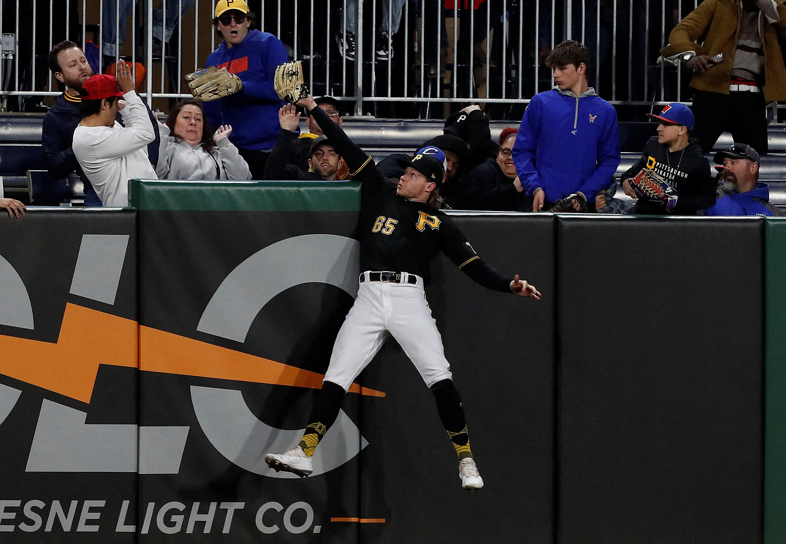 Taylor 3-run HR caps comeback, Dodgers top Pirates 8-7