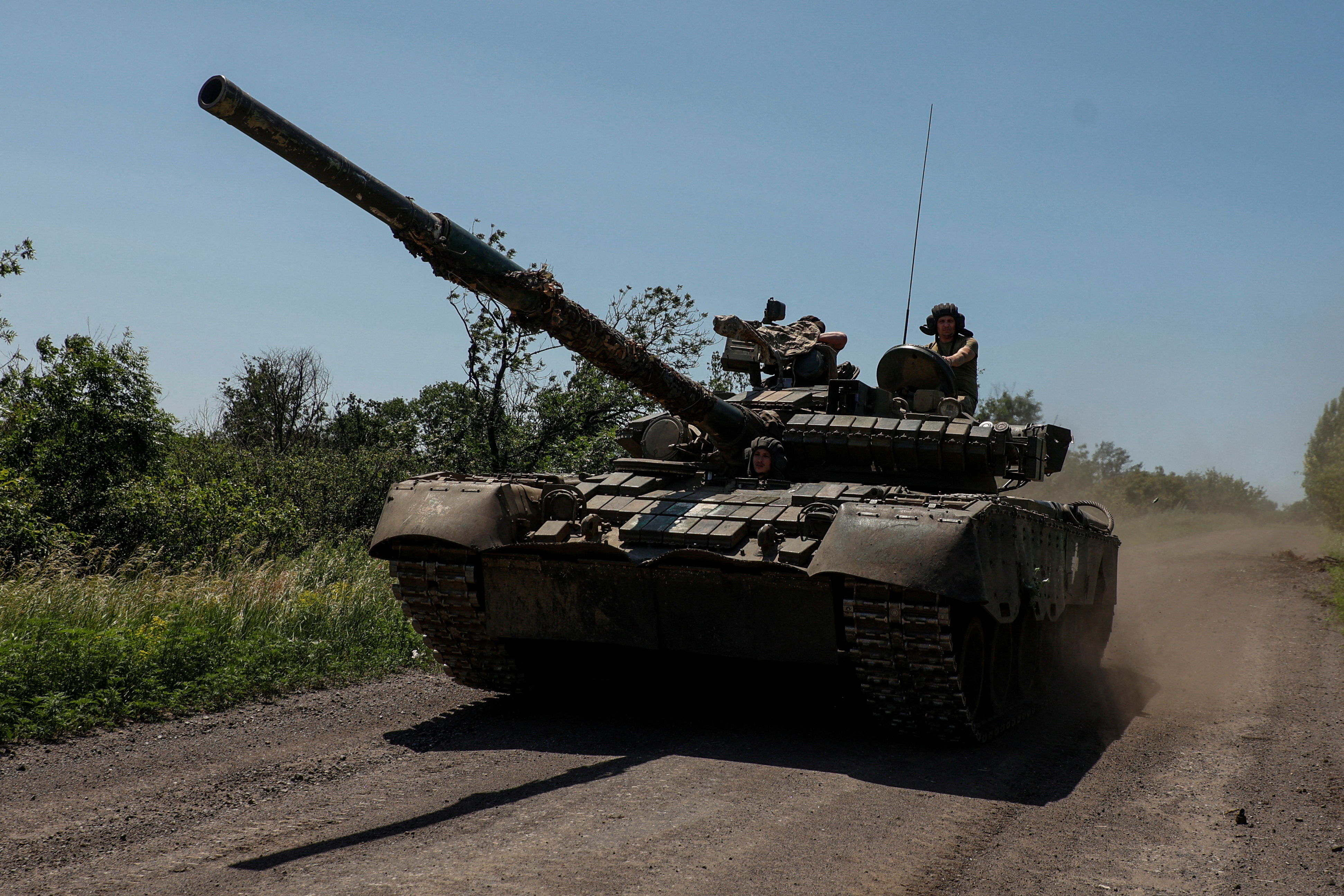 Quân nhân Ukraine lái xe tăng chiến đấu chủ lực T-80 thu được trước đó từ quân đội Nga, dọc theo một con đường gần thị trấn tiền tuyến Bakhmut
