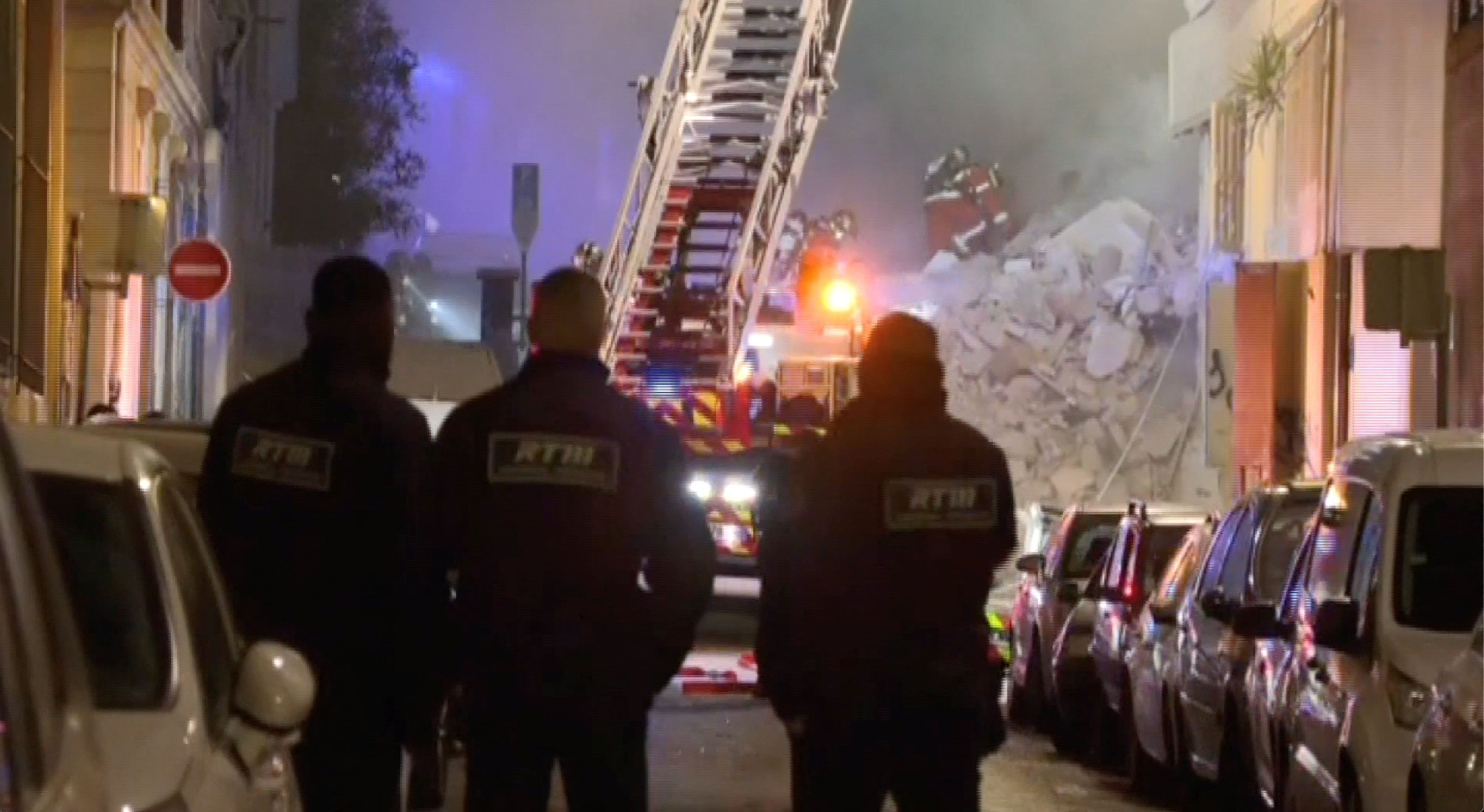 Les pompiers interviennent après l'effondrement d'un immeuble à Marseille
