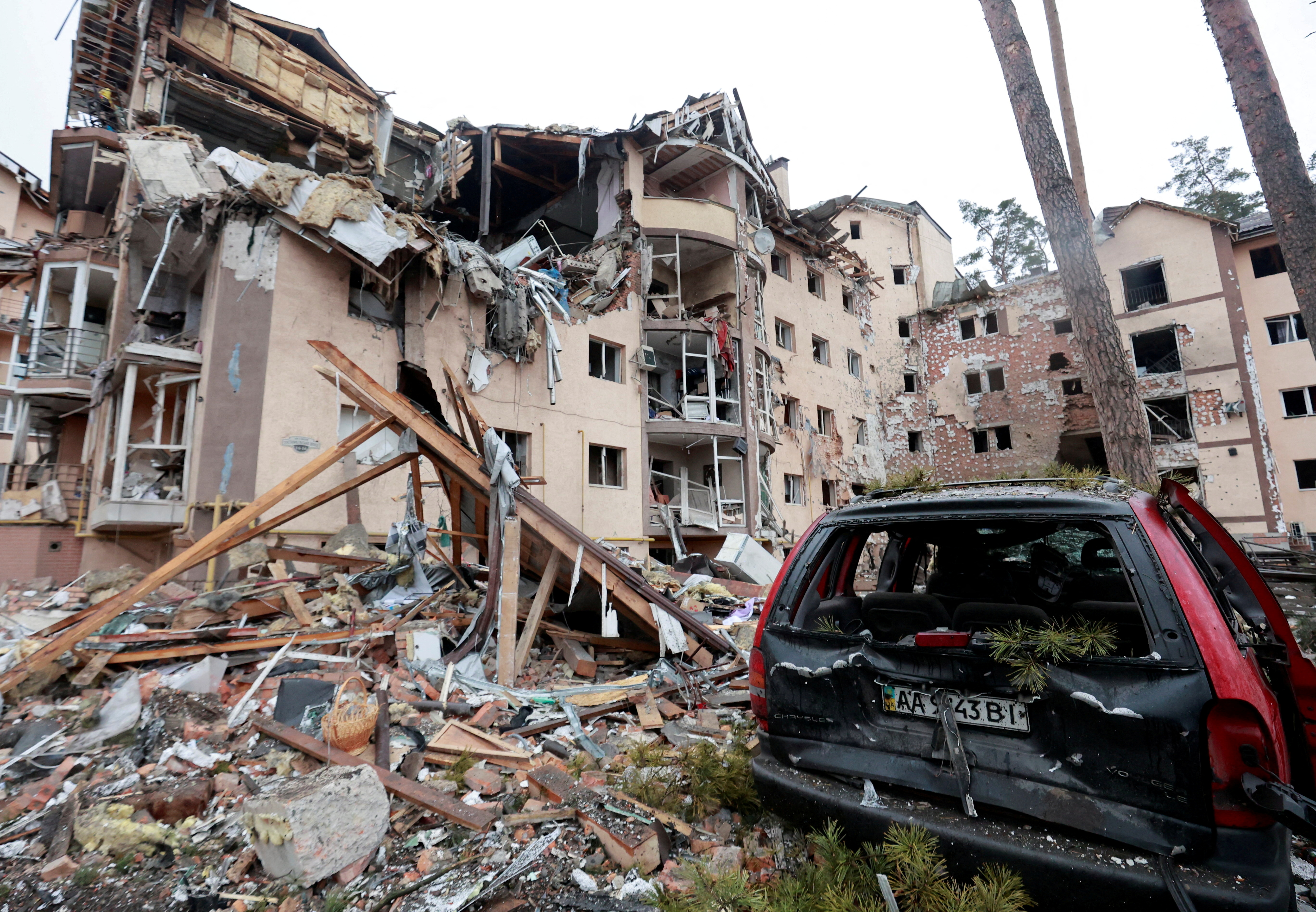 Разбомбили украинцев. Разрушенное здание. Разрушенные здания в Украине. Разрушенный город.