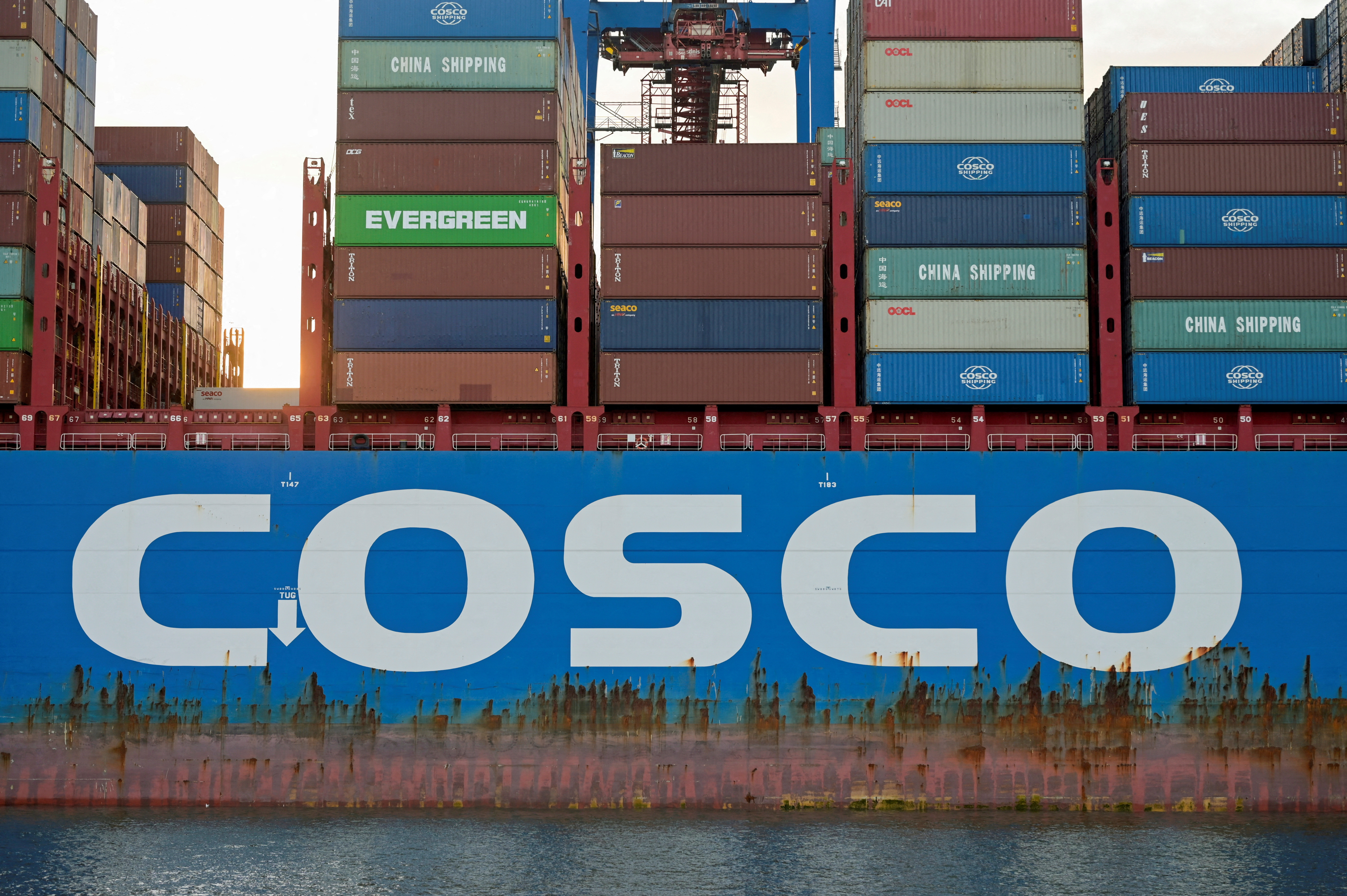 Cargo ship 'Cosco Shipping Gemini' of Chinese shipping company Cosco is loaded at the container terminal 'Tollerort' in the port in Hamburg