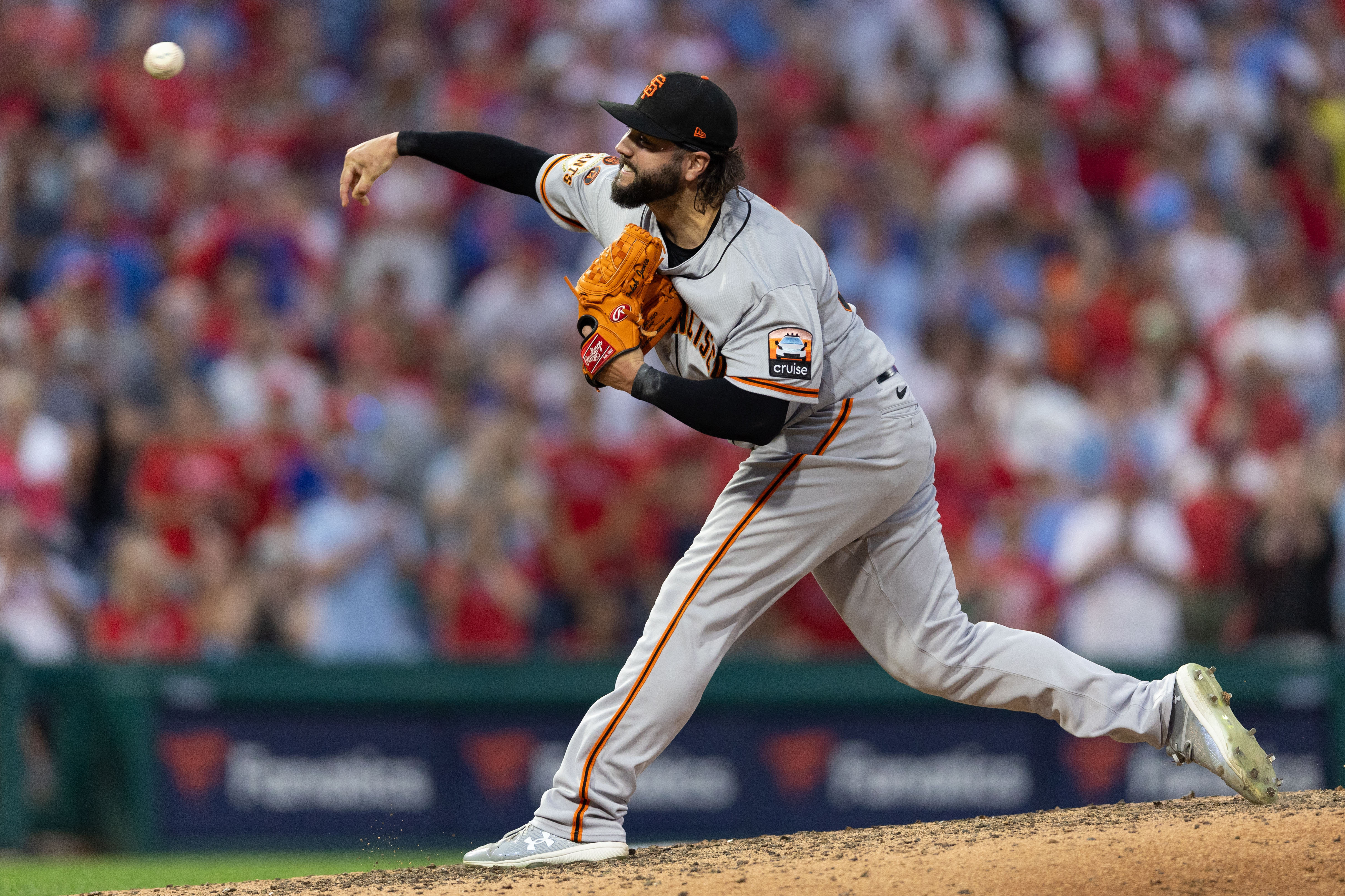 Giants outlast Phillies in extra-innings affair