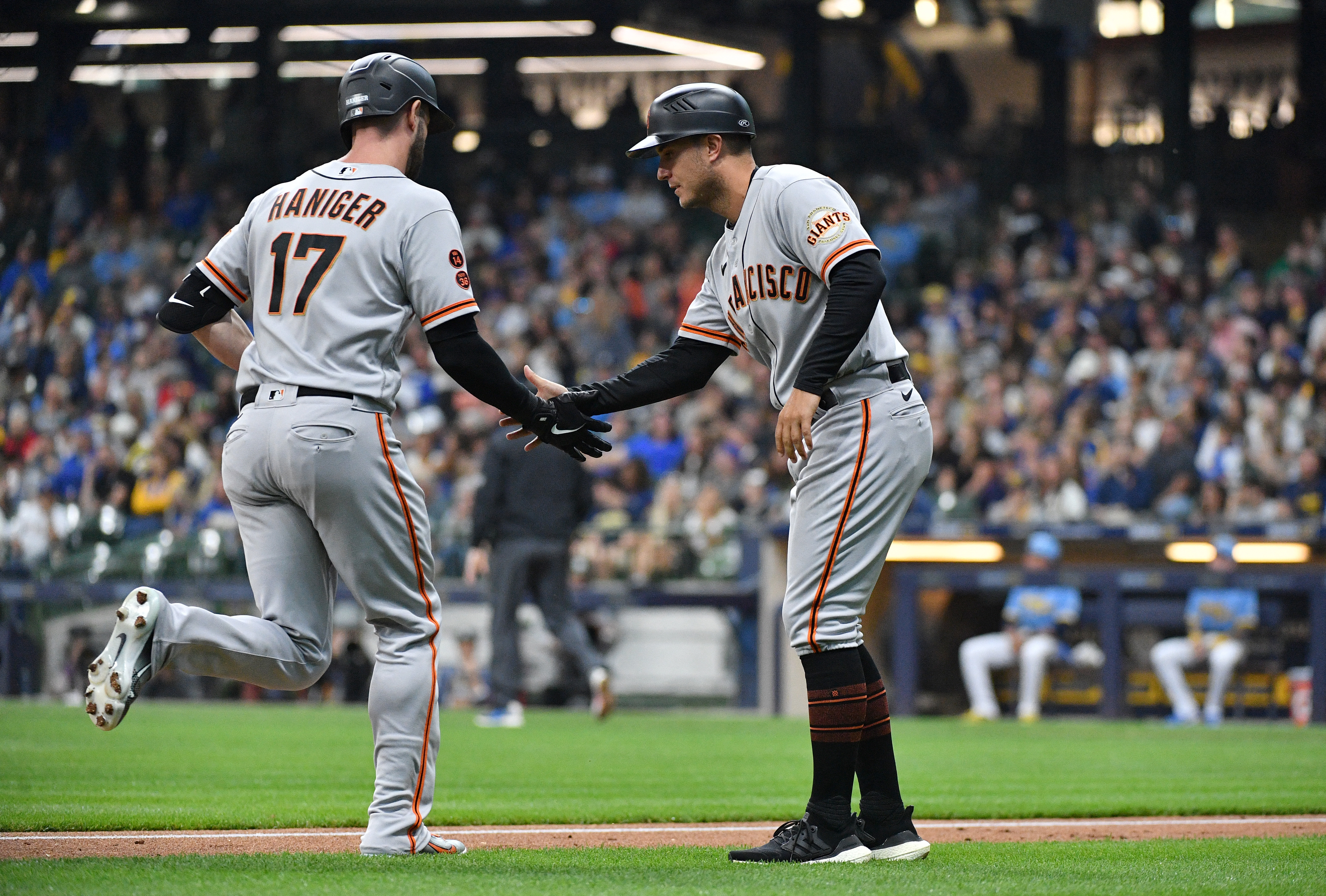 Giants move above .500 with rout of Brewers