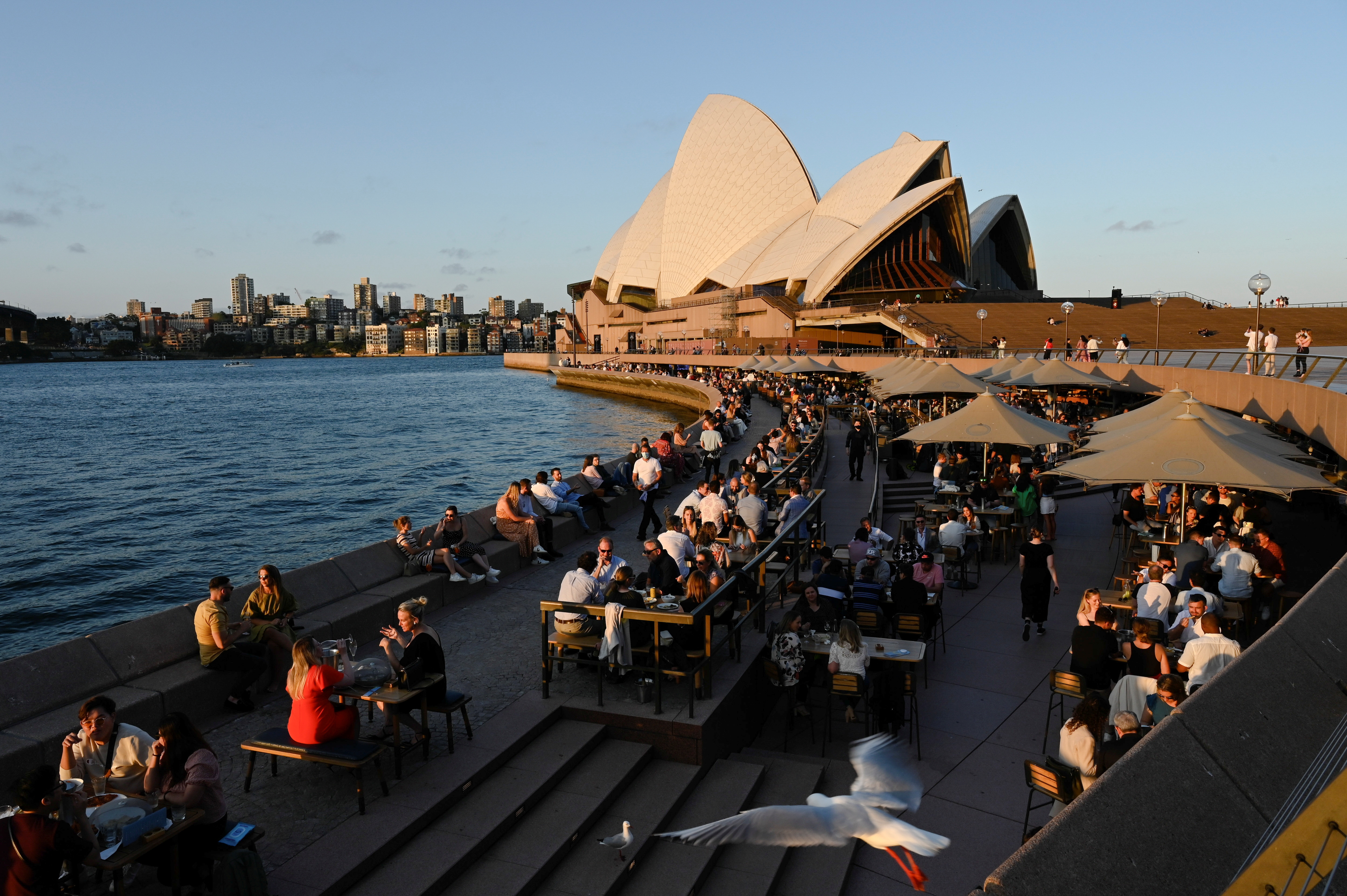 Borrowers eat at a bar by the harbor in the wake of easing the rules for coronavirus disease (COVID-19), following an extended shutdown to curb an outbreak, in Sydney, Australia, on October 22, 2021. REUTERS / Jaimi Joy