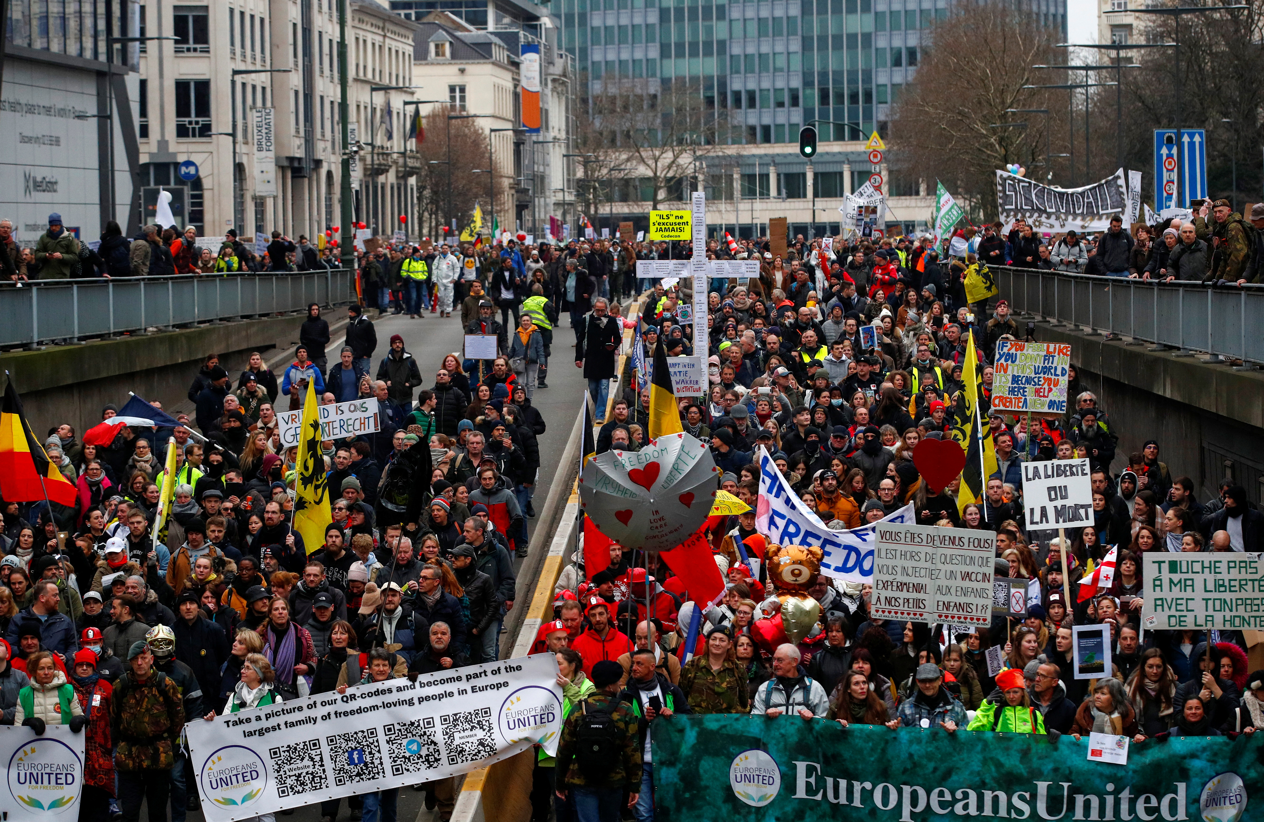 Lidé se účastní demonstrace proti omezením belgické vlády uloženým s cílem omezit šíření koronavirové nemoci (COVID-19) v Bruselu, Belgie, 23. ledna 2022. REUTERS/Johanna Geron