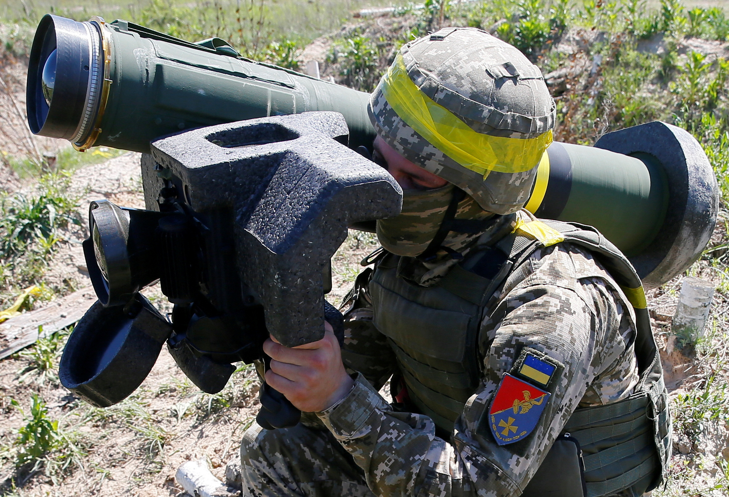 Un soldado sostiene un sistema de misiles Javelin durante un ejercicio militar en el centro de entrenamiento de las Fuerzas Terrestres de Ucrania cerca de Rivne