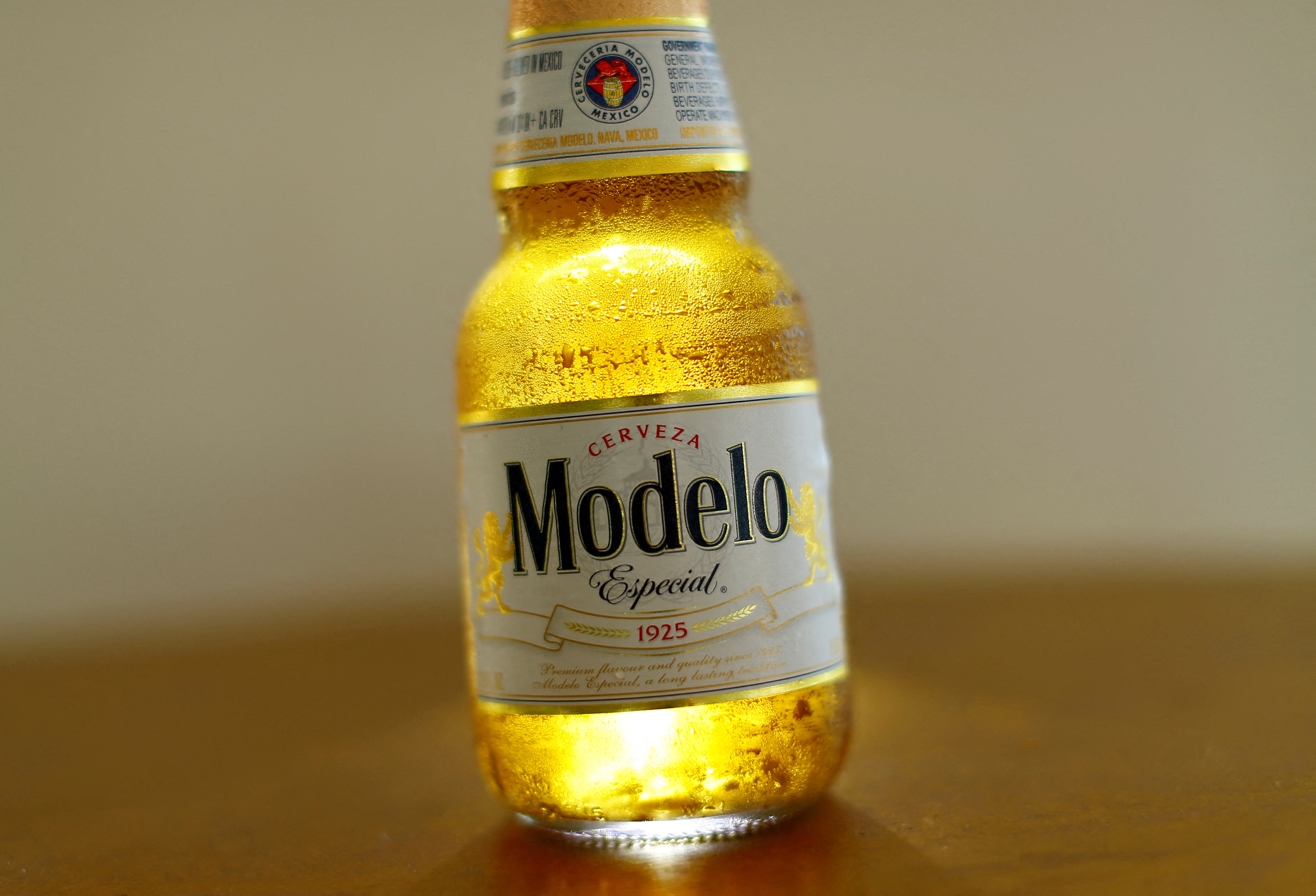 A bottle of Modelo Especial beer, one of Constellation Brands Inc products, is shown in this  illustration photograph taken in Encinitas, California, U.S. June 27, 2016.  REUTERS/Mike Blake/File Photo