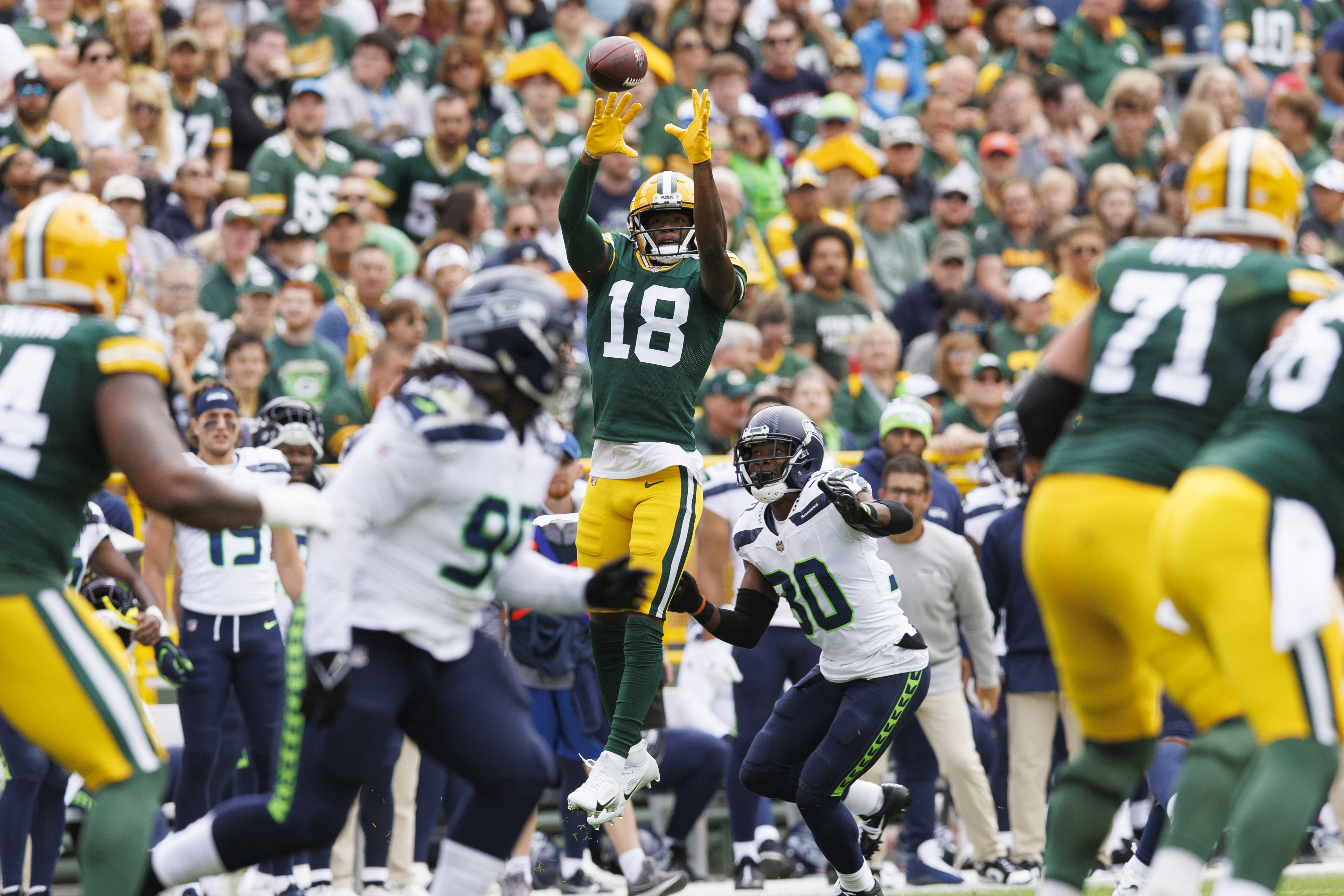 Packers score late, hang on to defeat Seahawks