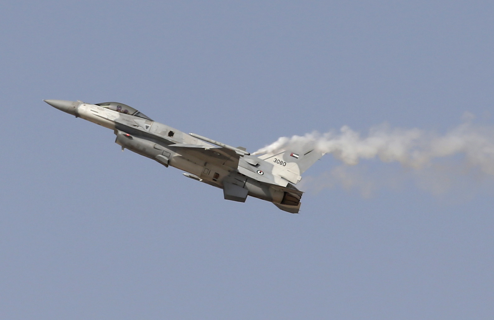 F16 plane performs at the Dubai Airshow