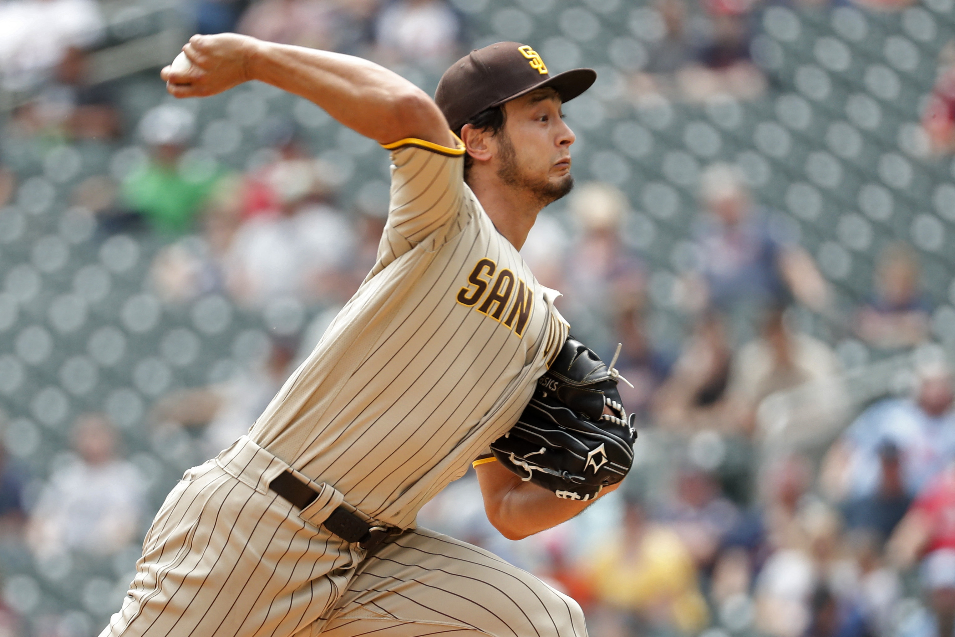 Twins surge past Padres with clutch plays