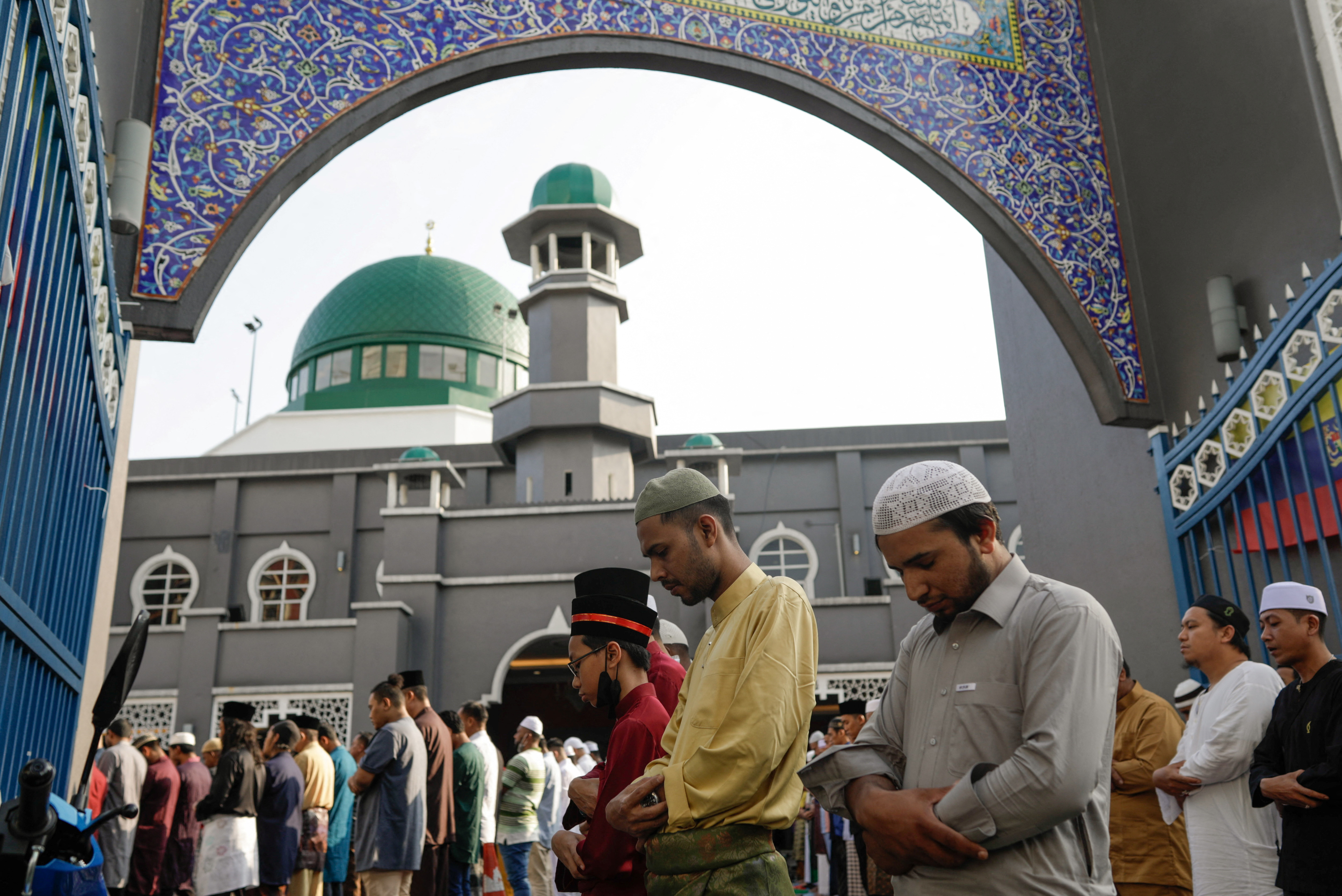 Muslim melakukan sholat berjamaah di masjid selama Idul Fitri di Kuala Lumpur