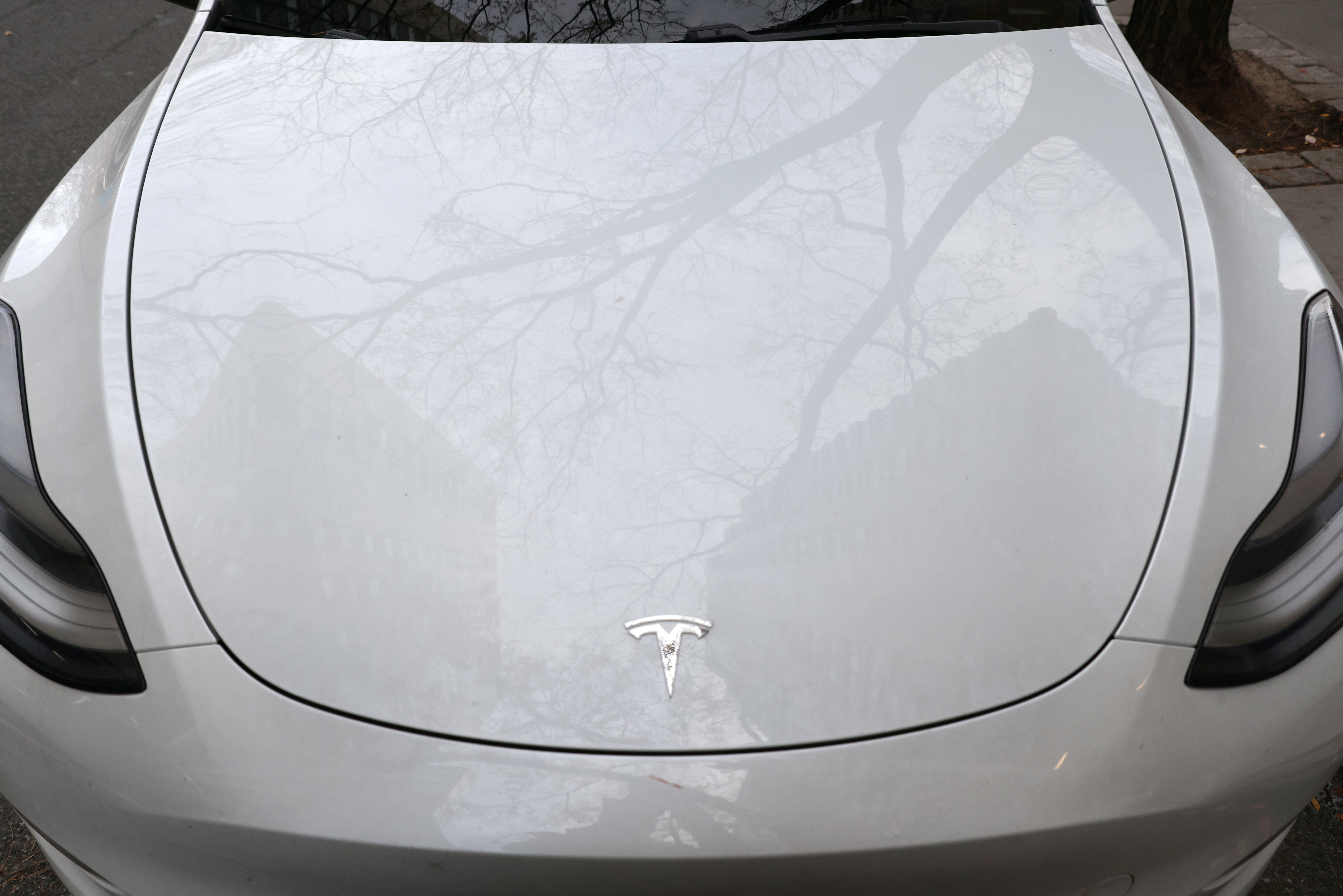 A Tesla electric vehicle is seen in Manhattan, New York, U.S., December 7, 2021. REUTERS/Andrew Kelly/File Photo