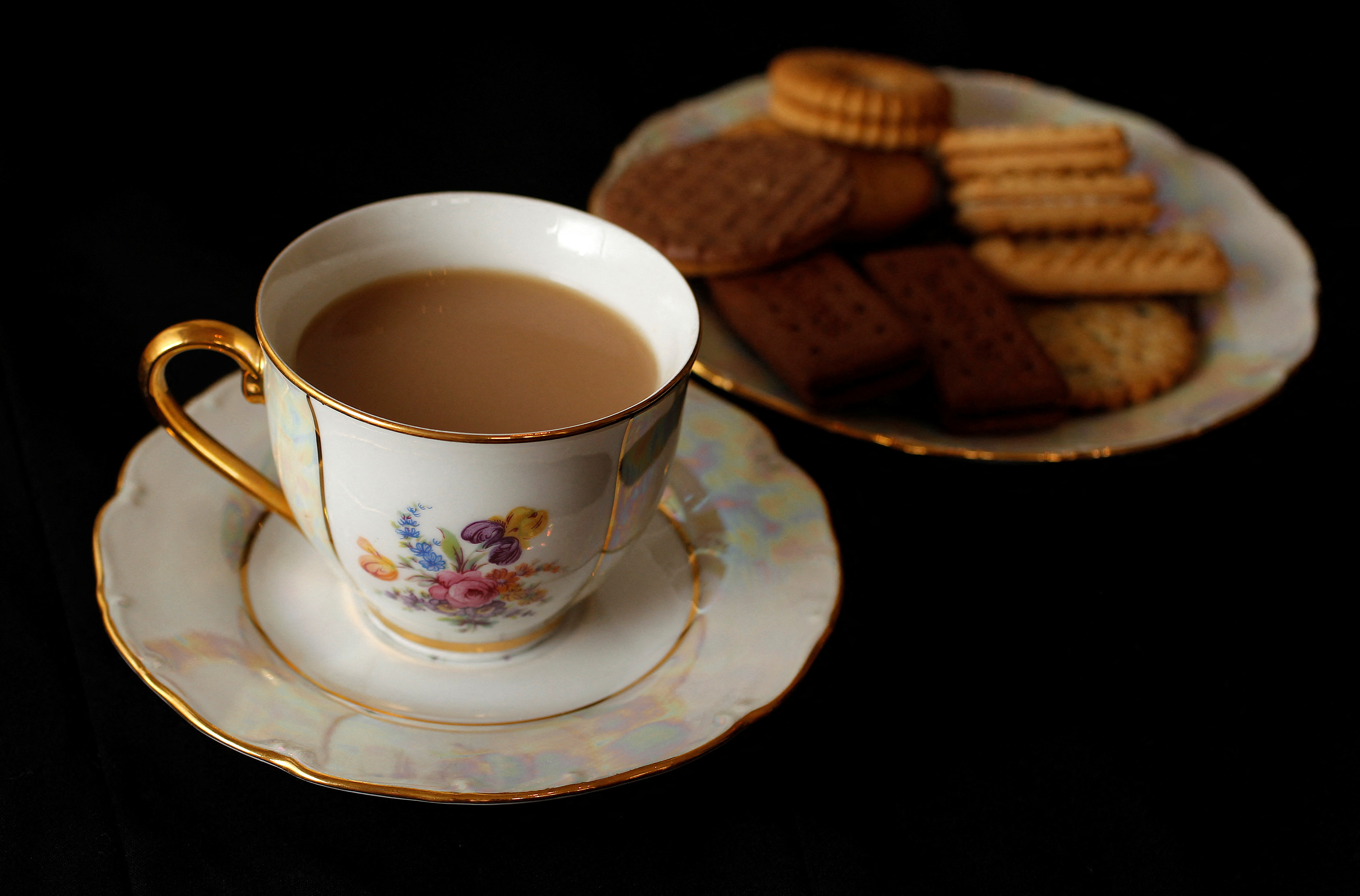 Una taza de té y un plato de galletas son fotografiados en Londres.