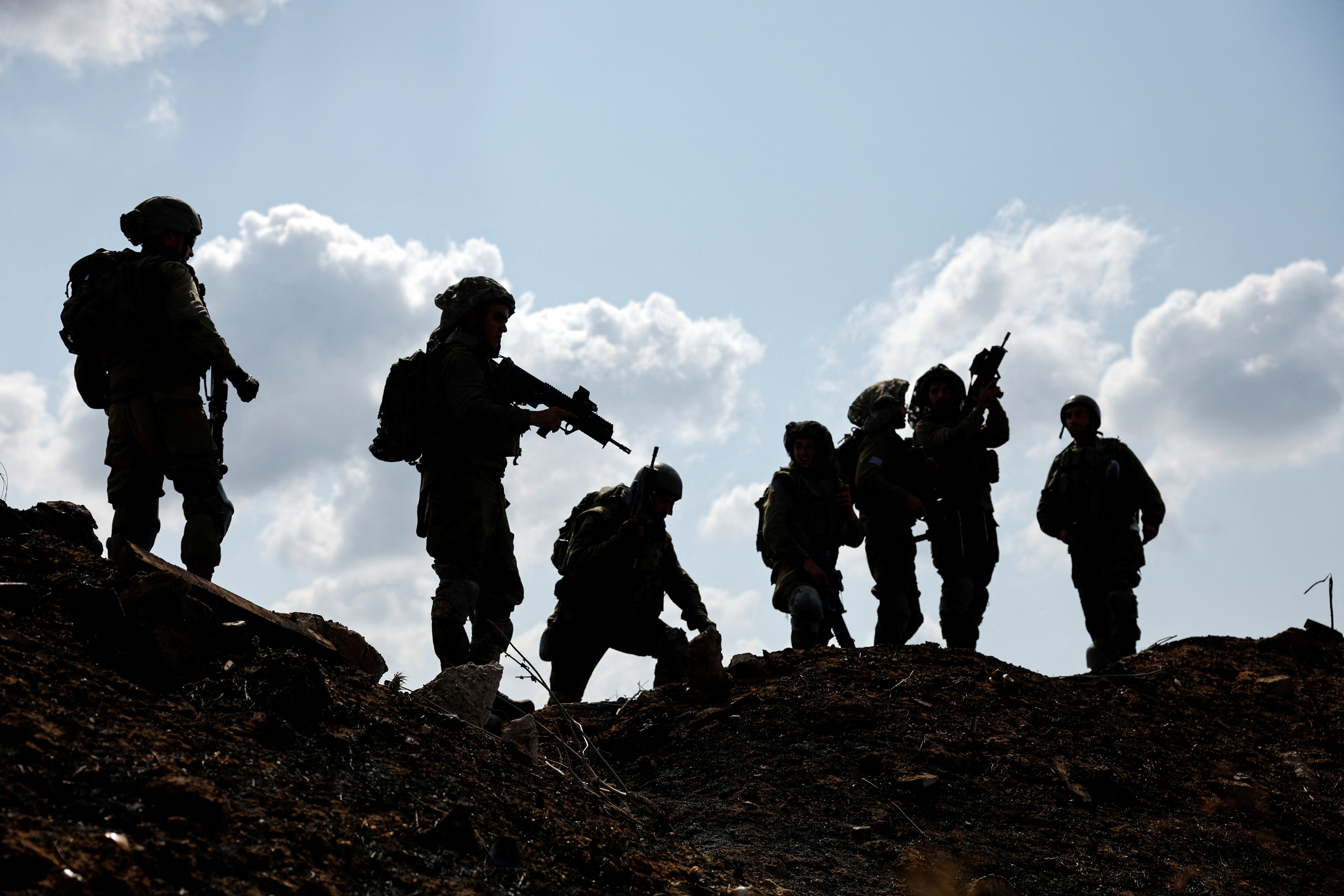 Ισραηλινοί στρατιώτες συγκεντρώνονται μετά τον συναγερμό για ένα προφανές περιστατικό ασφαλείας, στην Ασκελόν, στο νότιο Ισραήλ