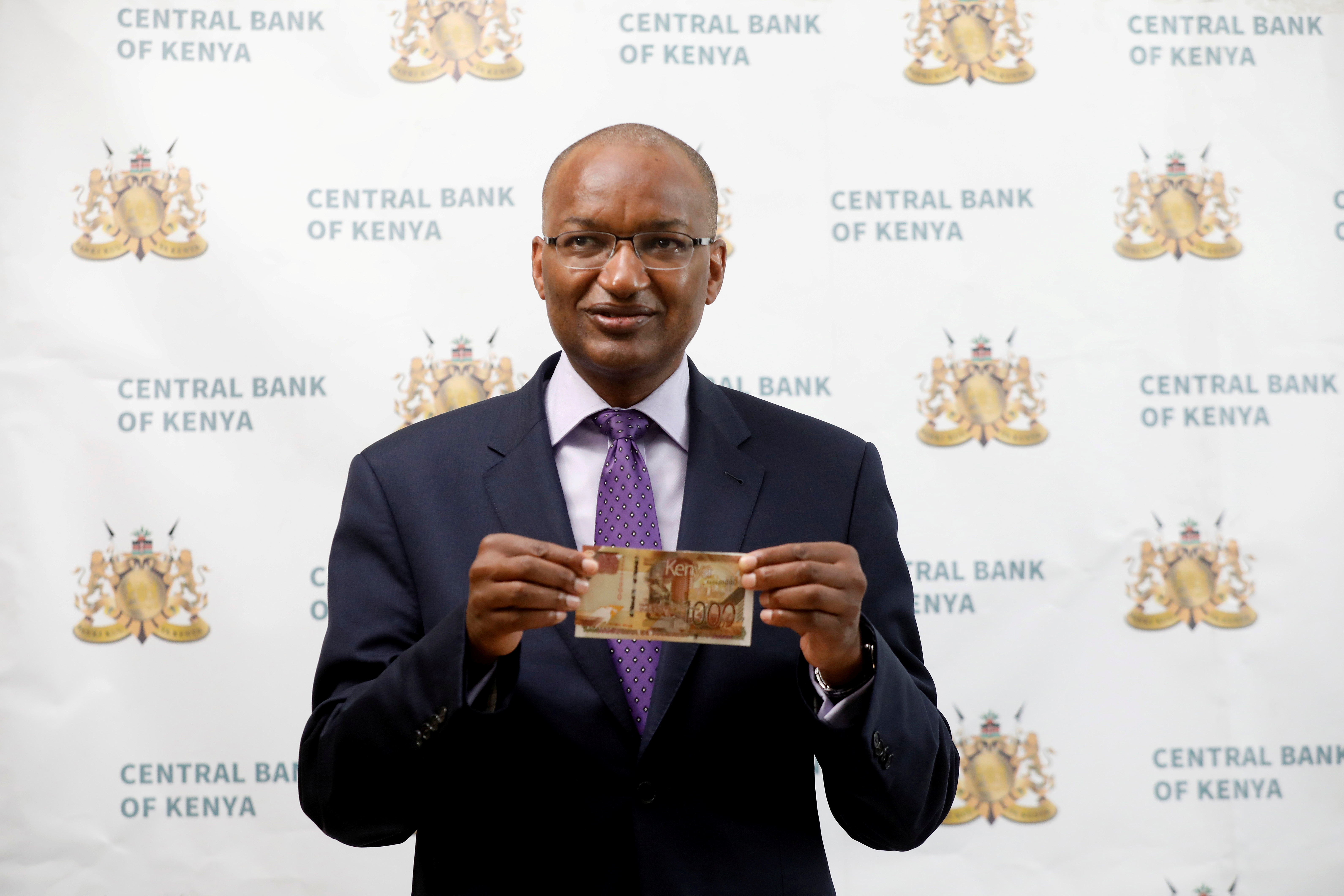  Kenya Central Bank Governor Patrick Njoroge displays the newly designed 1000 Kenyan shilling bank note during a news conference at the Central Bank in Nairobi, Kenya, June 3, 2019. REUTERS/Baz Ratner/File Photo