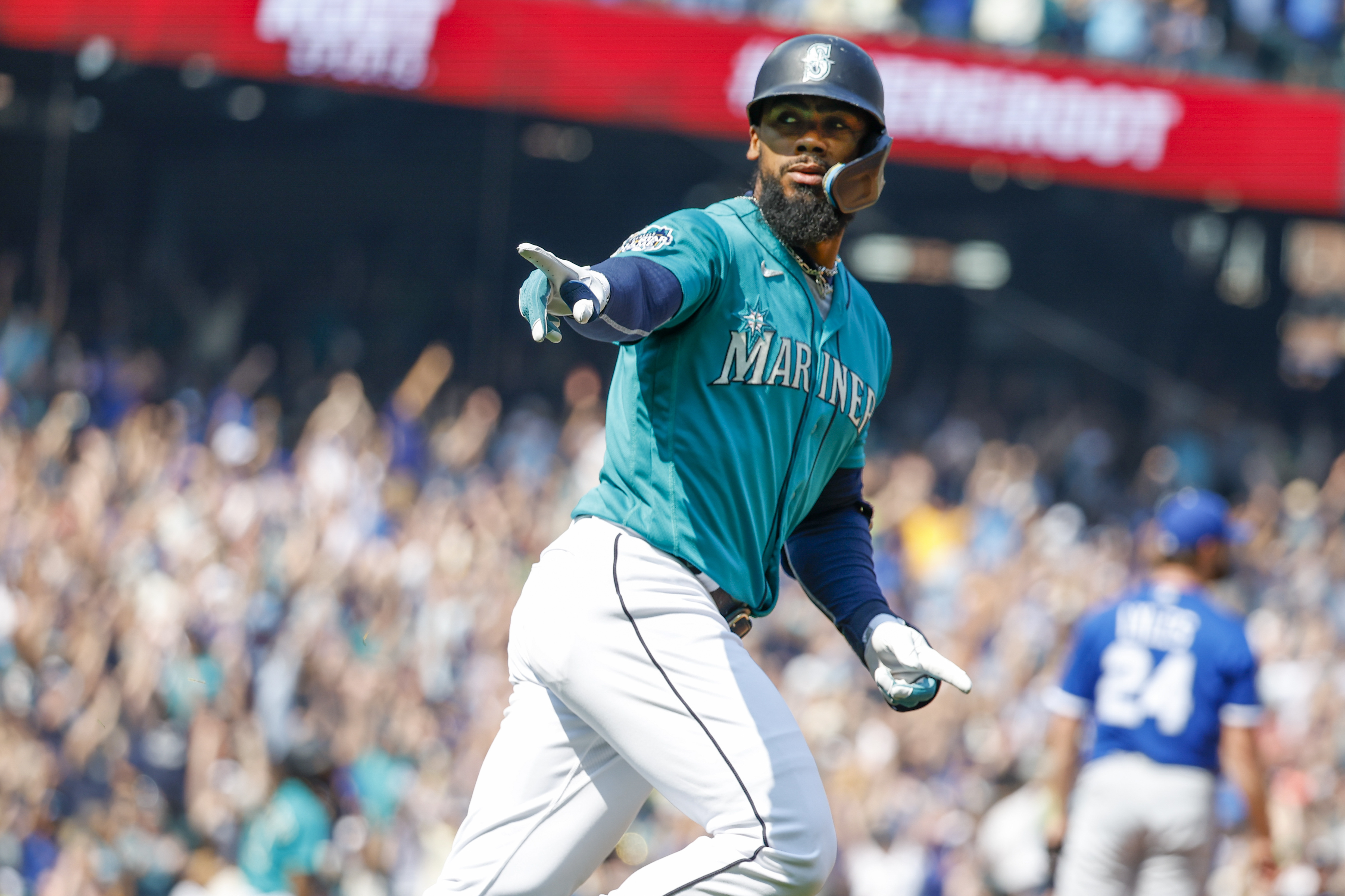 Teoscar Hernández homers twice to lead Mariners over Royals 15-2