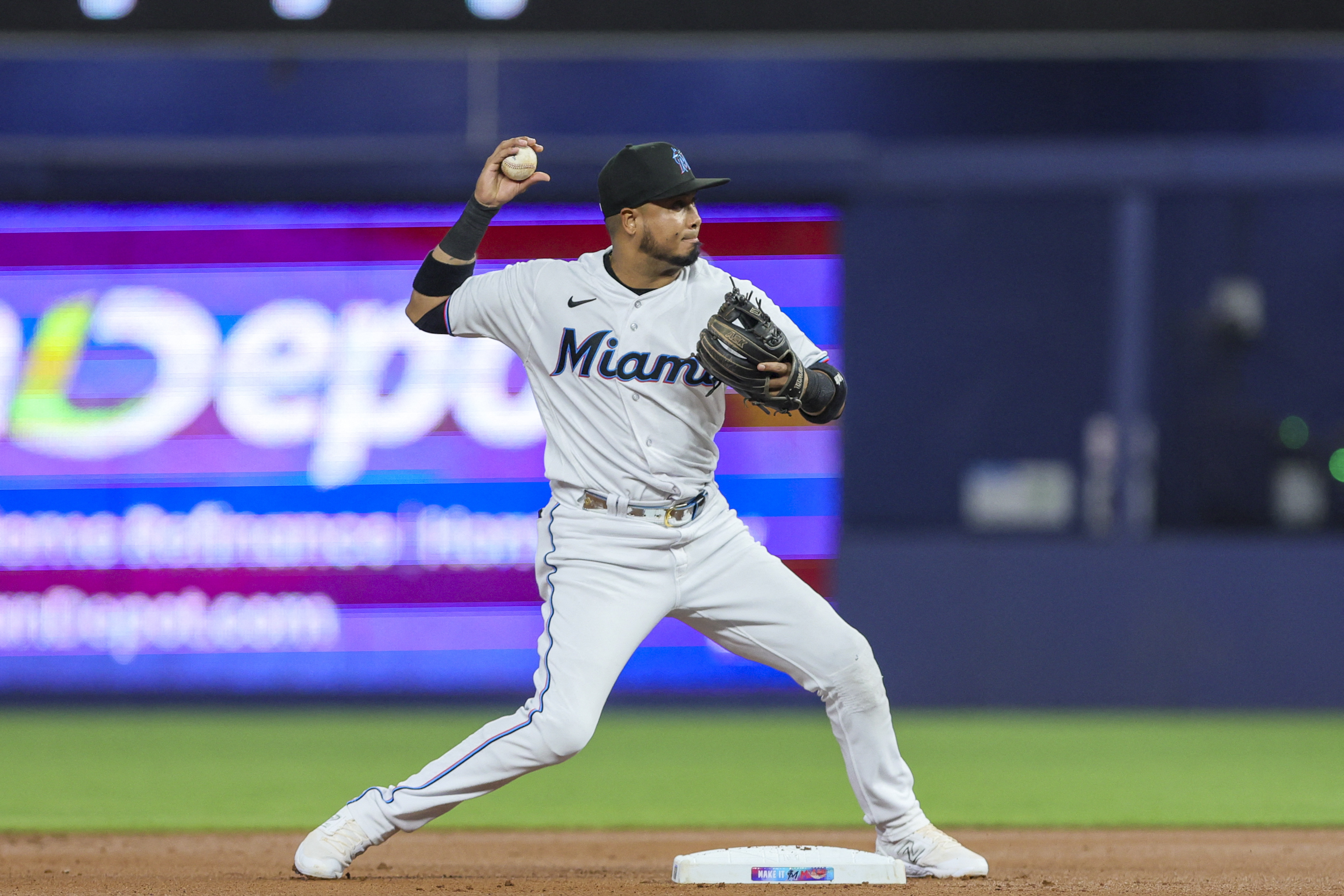 Jose Altuve exits game against Marlins after fouling pitch off his shin in  1st inning - The San Diego Union-Tribune