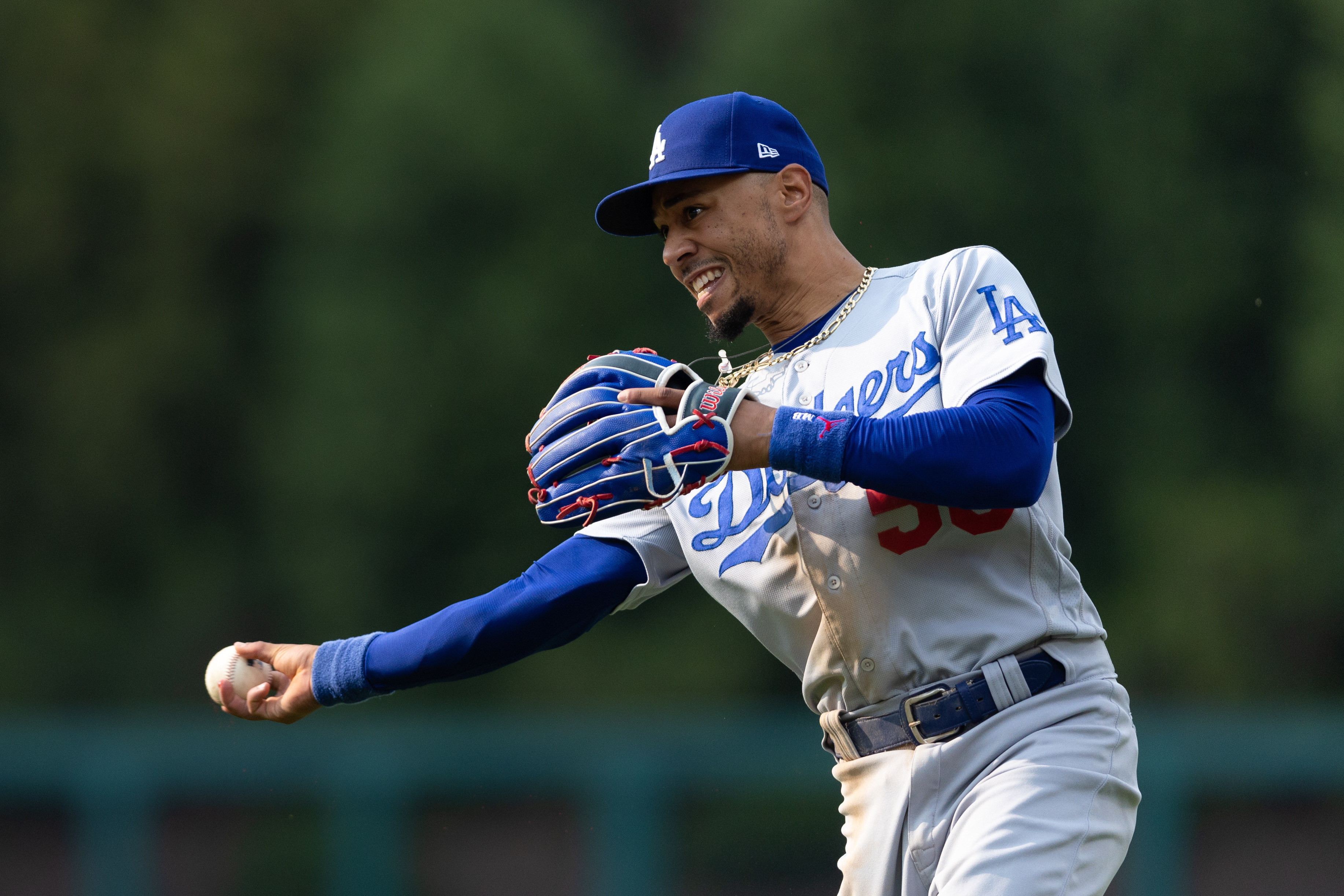 J.D. Martinez homers as Dodgers pound Phillies