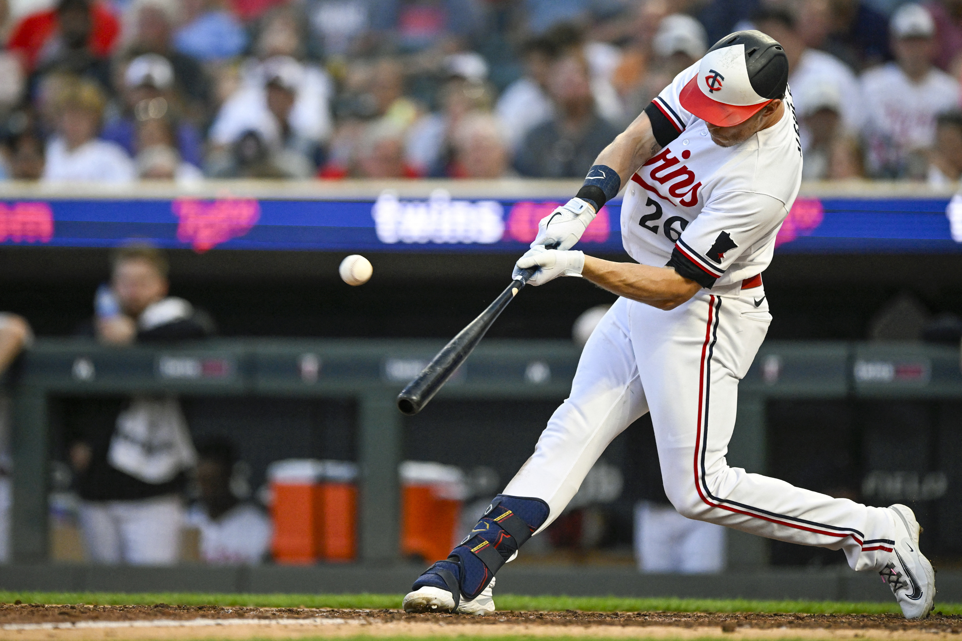 Farmer's single in the 10th carries Twins past Red Sox