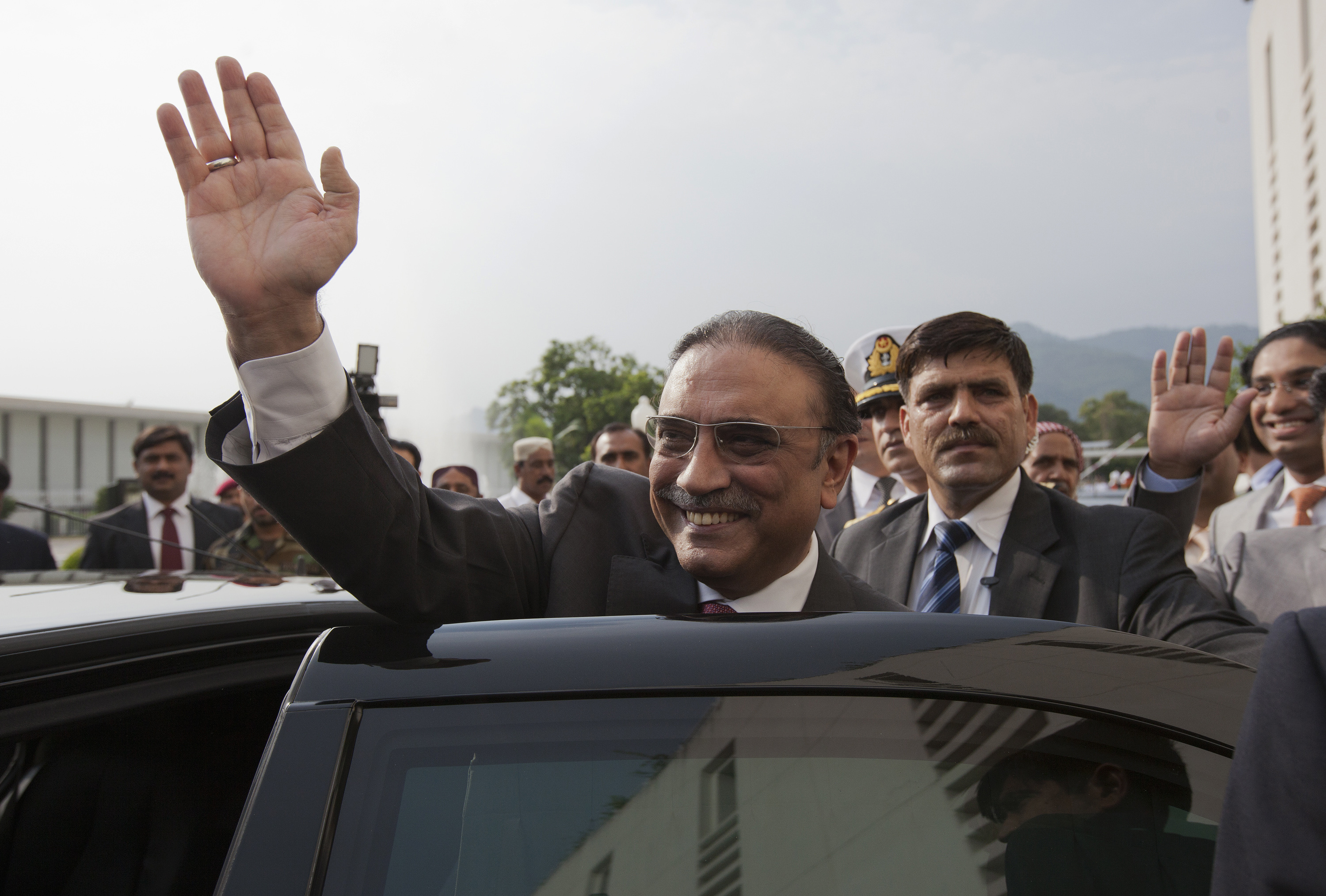 Pakistan's outgoing President Zardari waves as he leaves after a farewell ceremony at the President House in Islamabad