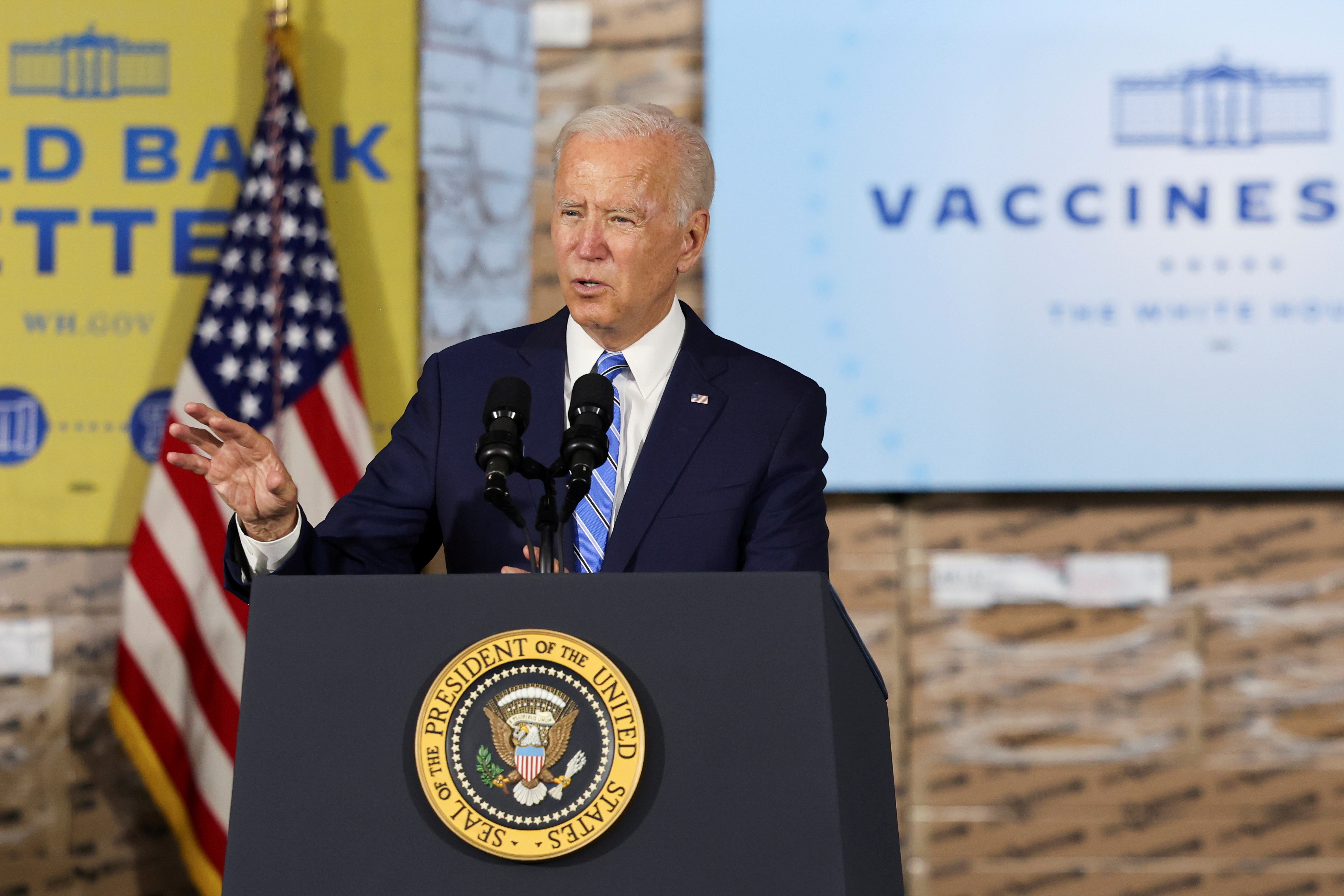 U.S. President Joe Biden gestures as he delivers remarks on the importance of COVID-19 vaccine requirements, during a visit at a Clayco construction site, in Elk Grove Village, Illinois, U.S. October 7, 2021. REUTERS/Evelyn Hockstein/File Photo